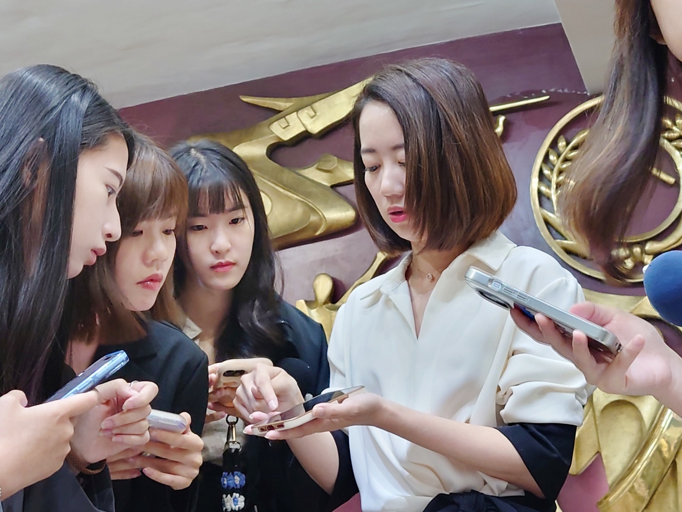 警政署三線二星的資訊室副主任王正中在餐敘中將新北市議員戴瑋姍的私人提袋拿走，還嘔吐丟棄，事後說法一變再變，她因而提告釐清。（戴瑋姍服務處提供）