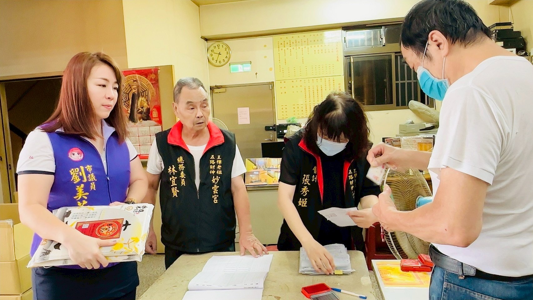 板橋妙雲宮舉辦「中元普渡平安米捐助弱勢計畫」，新北市議員劉美芳到場參與，並親手將白米遞送給有需要的民眾。（劉美芳服務處提供）