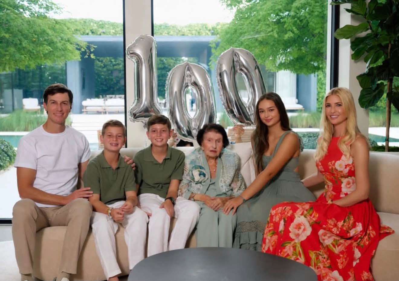 伊凡卡(右)和丈夫庫許納(左)及3名子女,陪外婆慶祝百歲生日。(翻攝Ivanka Trump臉書)