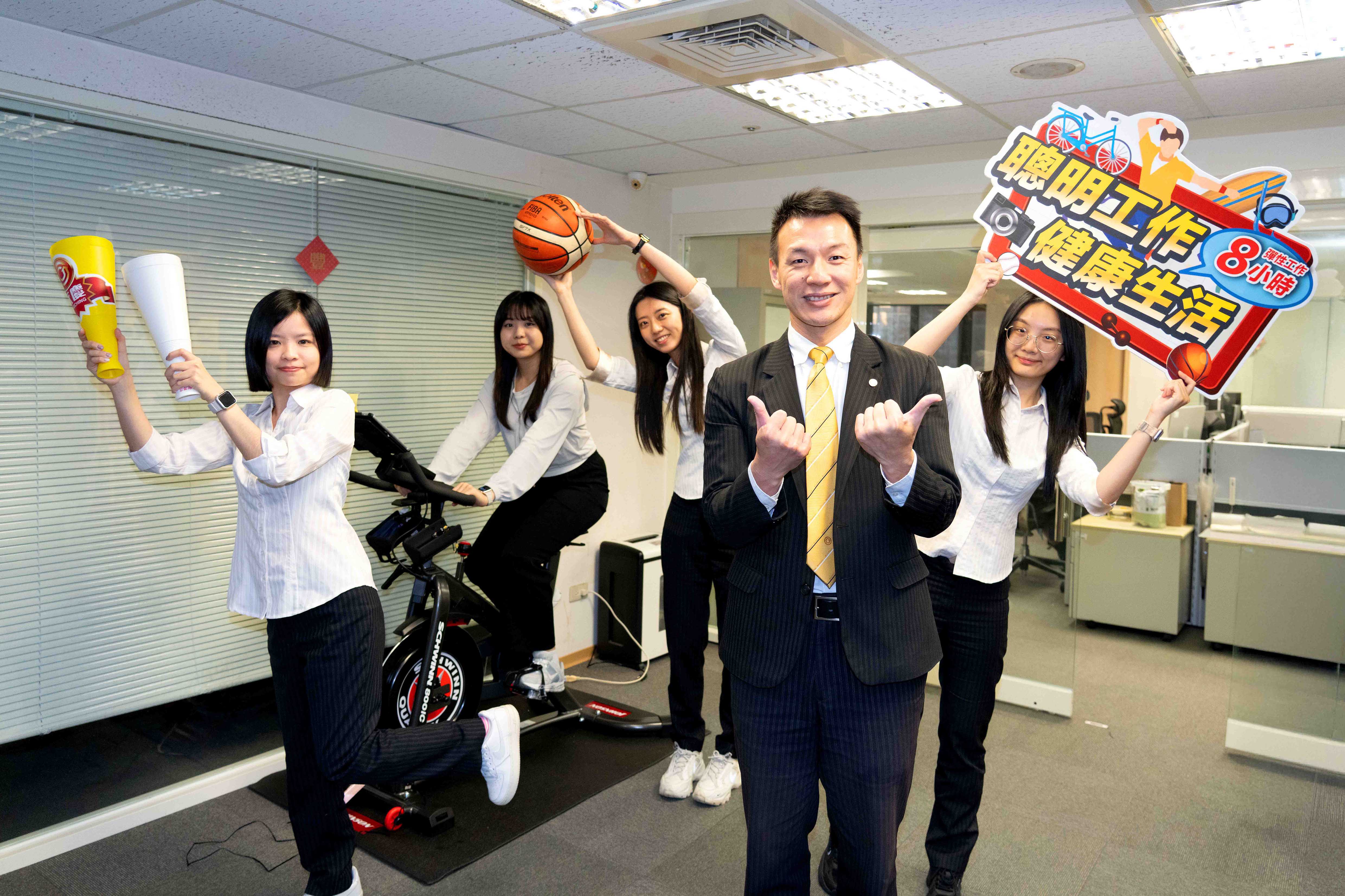 「運動企業」永慶房屋響應運動部2026世界自行車日，舉辦快閃飛輪賽，首日踩出近100公里！