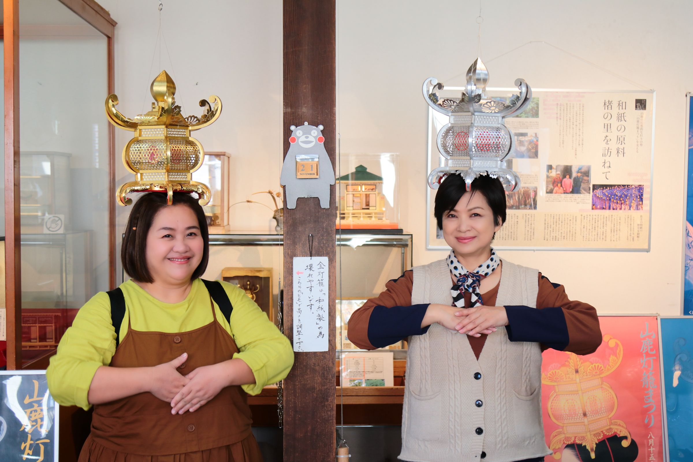 鍾欣凌(左)、楊貴媚頭頂燈籠迎接燈籠祭。(桂田文化藝術基金會提供)
