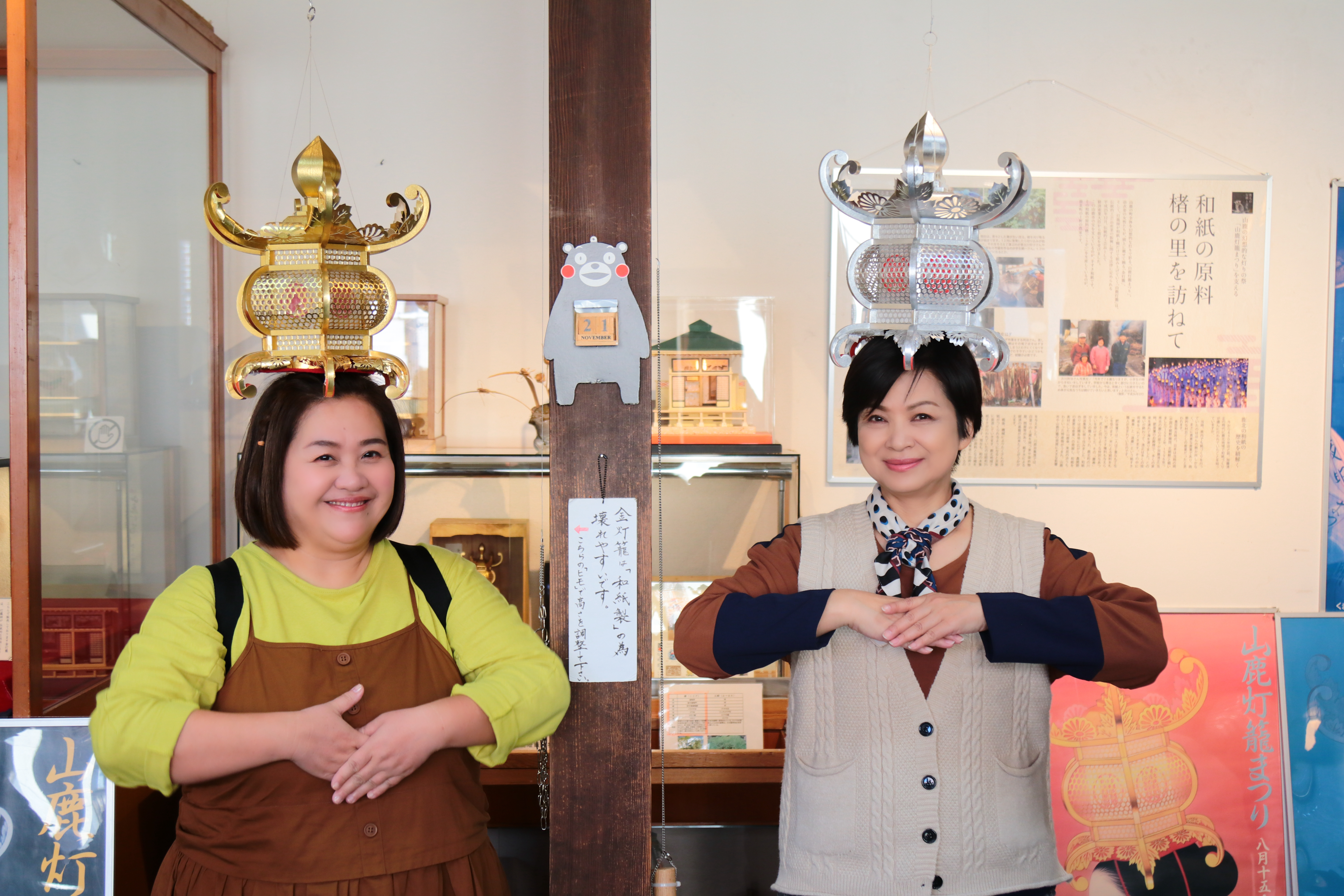鍾欣凌(左)、楊貴媚頭頂燈籠迎接燈籠祭。(桂田文化藝術基金會提供)