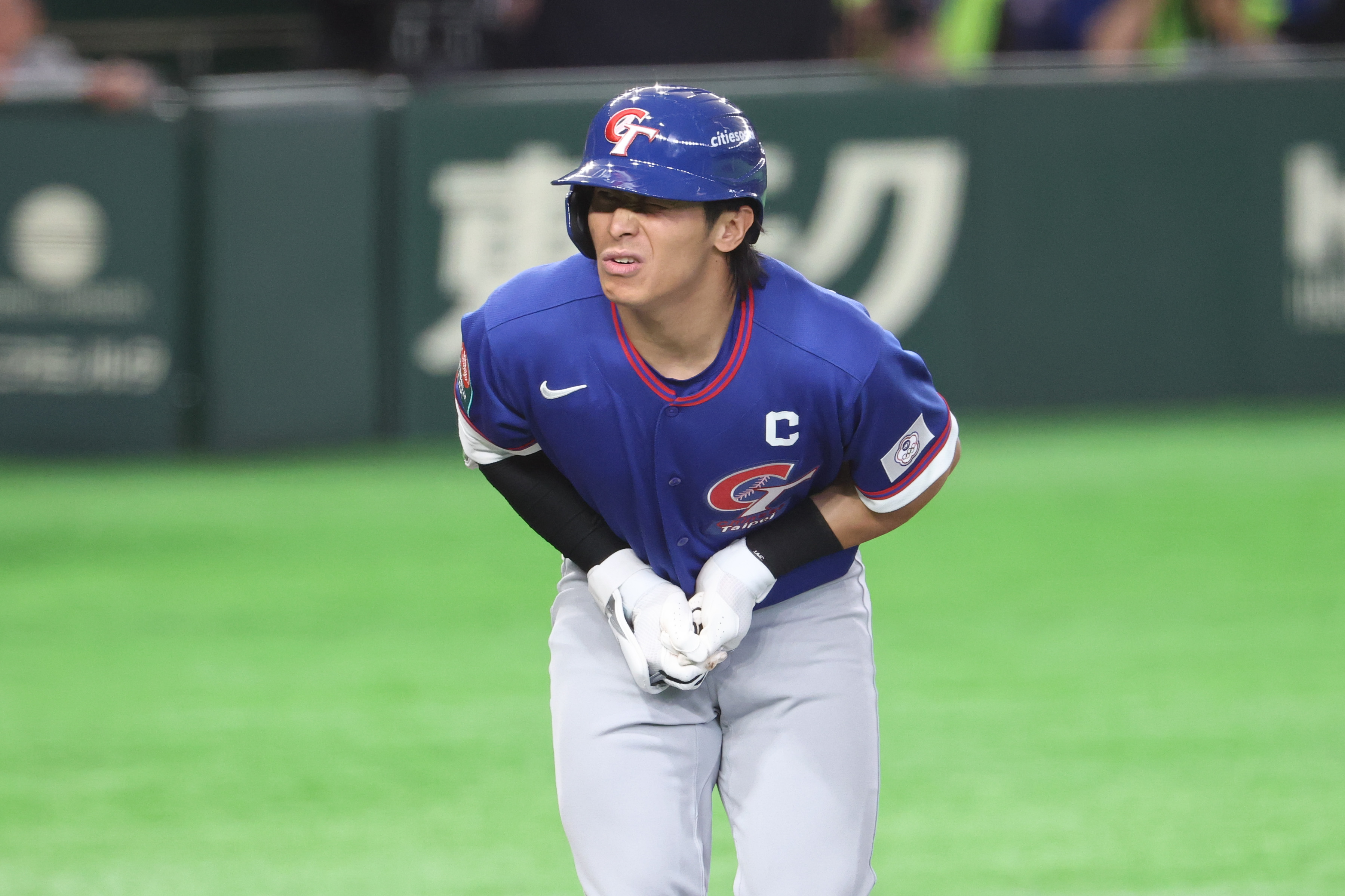 台灣隊首戰與澳洲隊的比賽中，台灣隊長陳傑憲遭觸身球擊中左手手指，從表情可看出相當疼痛。