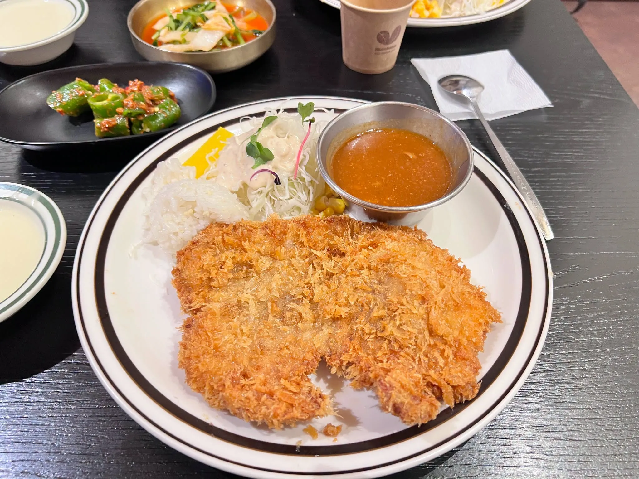 見她吃兒子剩飯！姨母店員暖送「整份豬排」　部落客直呼：誤會大了