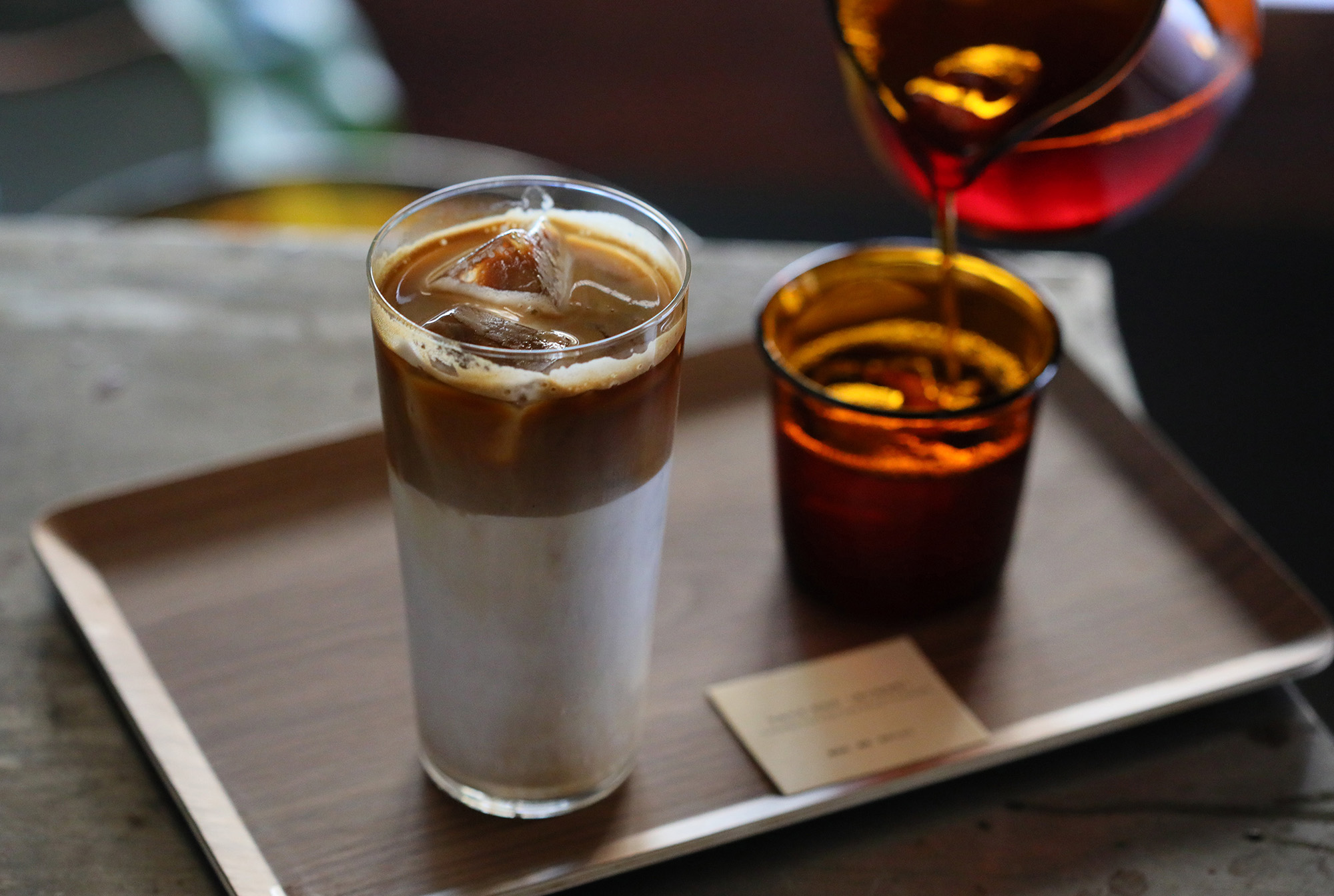 HERMIT提供義式與手沖咖啡。（左，冰拿鐵150元／杯、右，手沖180～200元／份）