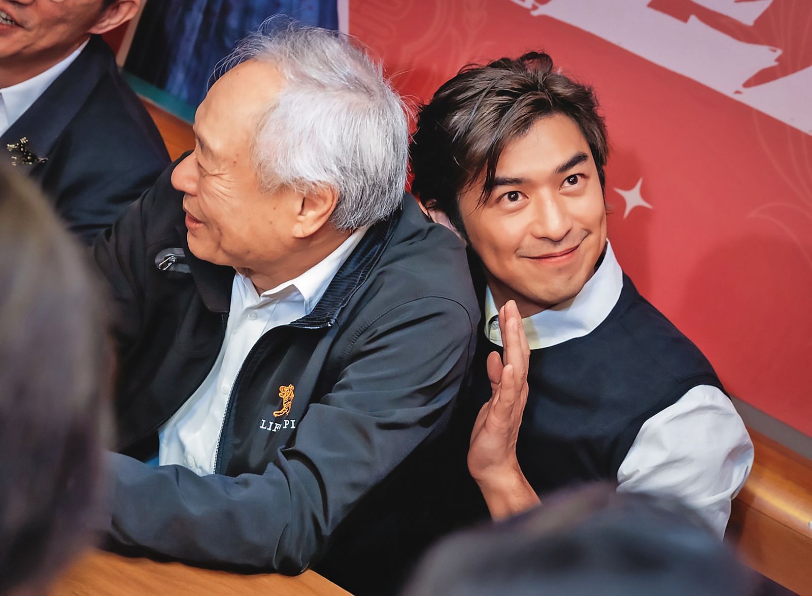 陳柏霖（右）在金馬61頒獎典禮上，和李安（左）碰面，雙方互動熱絡。（翻攝自陳柏霖IG）