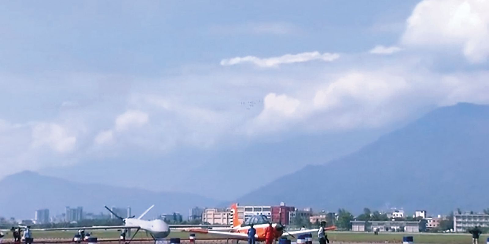 騰雲無人機目前就停放在花蓮佳山空軍基地內,內部使用的中國製通訊模組若遭有心人滲透,恐已洩露營區內的機敏資訊。(翻攝國防部發言人臉書)
