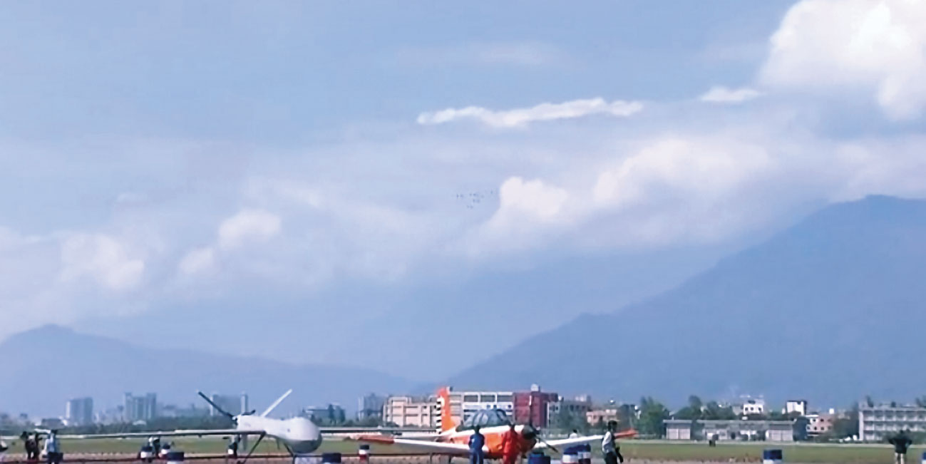 騰雲無人機目前就停放在花蓮佳山空軍基地內，內部使用的中國製通訊模組若遭有心人滲透，恐已洩露營區內的機敏資訊。（翻攝國防部發言人臉書）