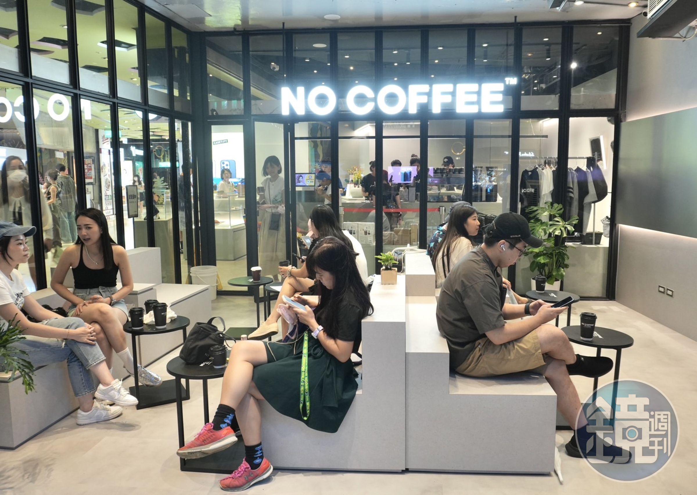 NO COFFEE採半戶外座位區，風格相當chill。 
