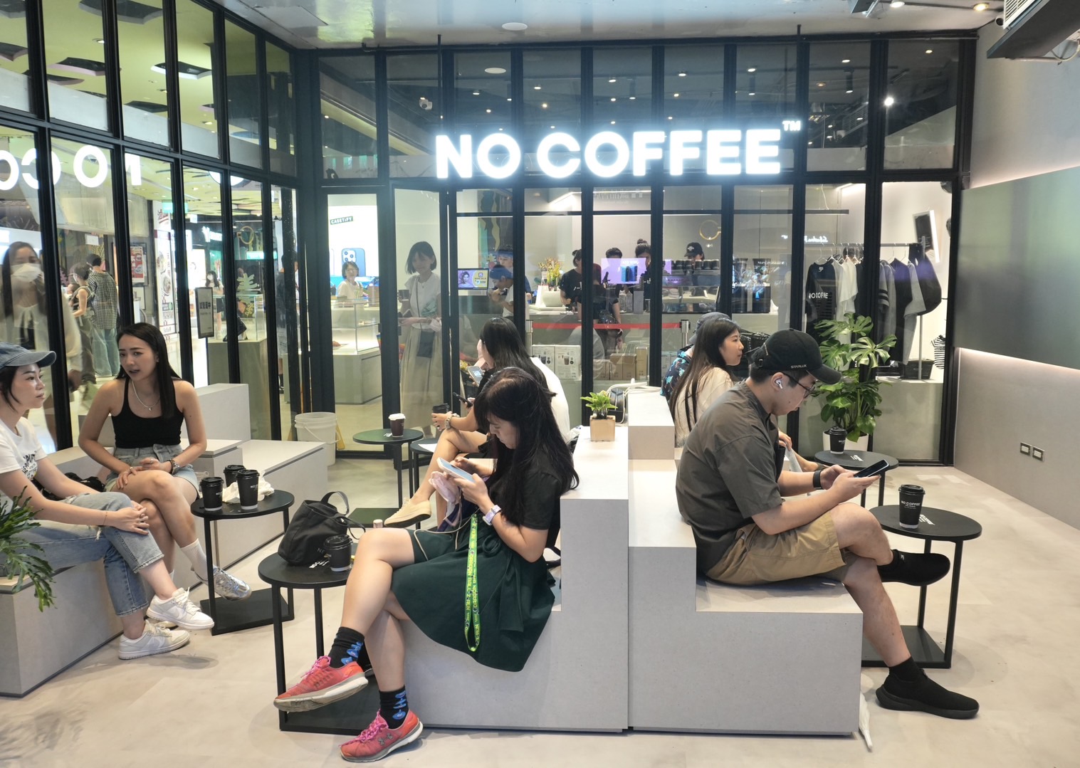 NO COFFEE採半戶外座位區，風格相當chill。 