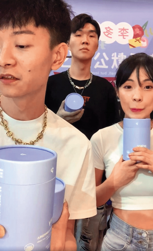 李多慧(右)在台瘋狂搶錢,日前還親上直播賣東西。(翻攝自200%立闆臉書)