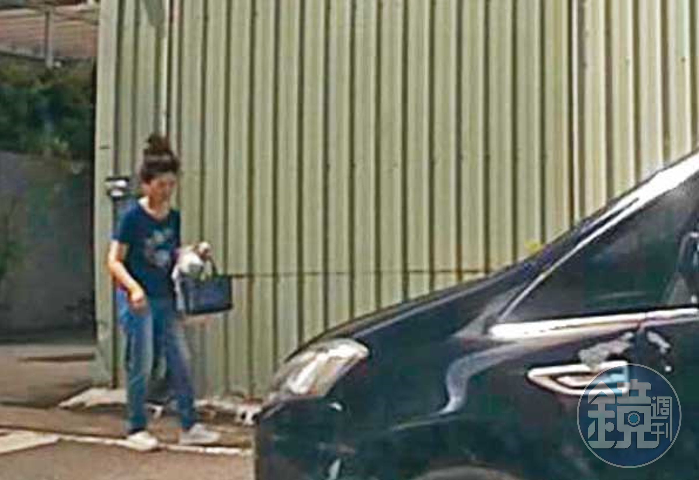 2023/08/21 09:38 去年8月民眾曾直擊議會公務車接送洪允典妻子。(讀者提供)