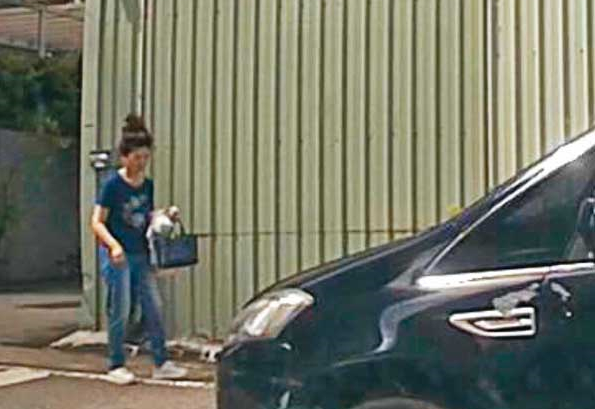 2023/08/21 09：38 去年8月民眾曾直擊議會公務車接送洪允典妻子。（讀者提供）