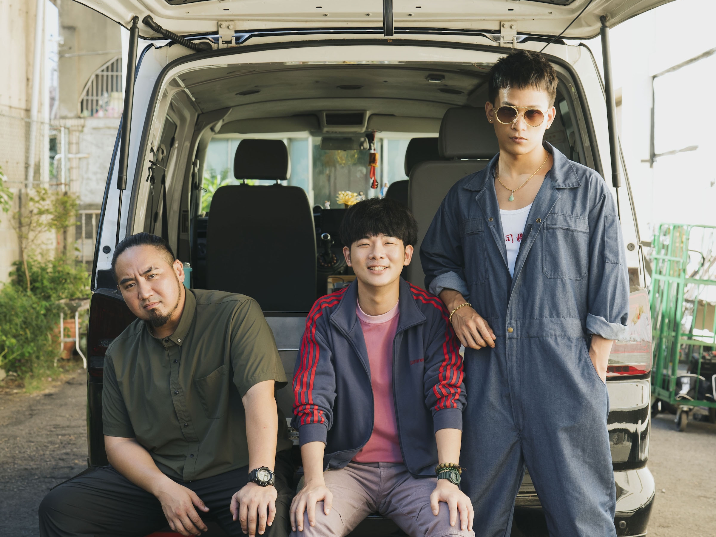 三位「接體男孩」在劇中一同負責載運接體，左為Matzka、胡瑋杰、黃奇斌。（草舍文化提供）