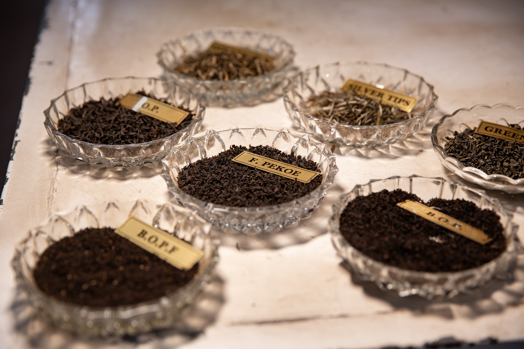 茶廠將茶葉依粗細與形狀分門別類，從芽茶到碎葉，也對應出不同風味與飲用方式。