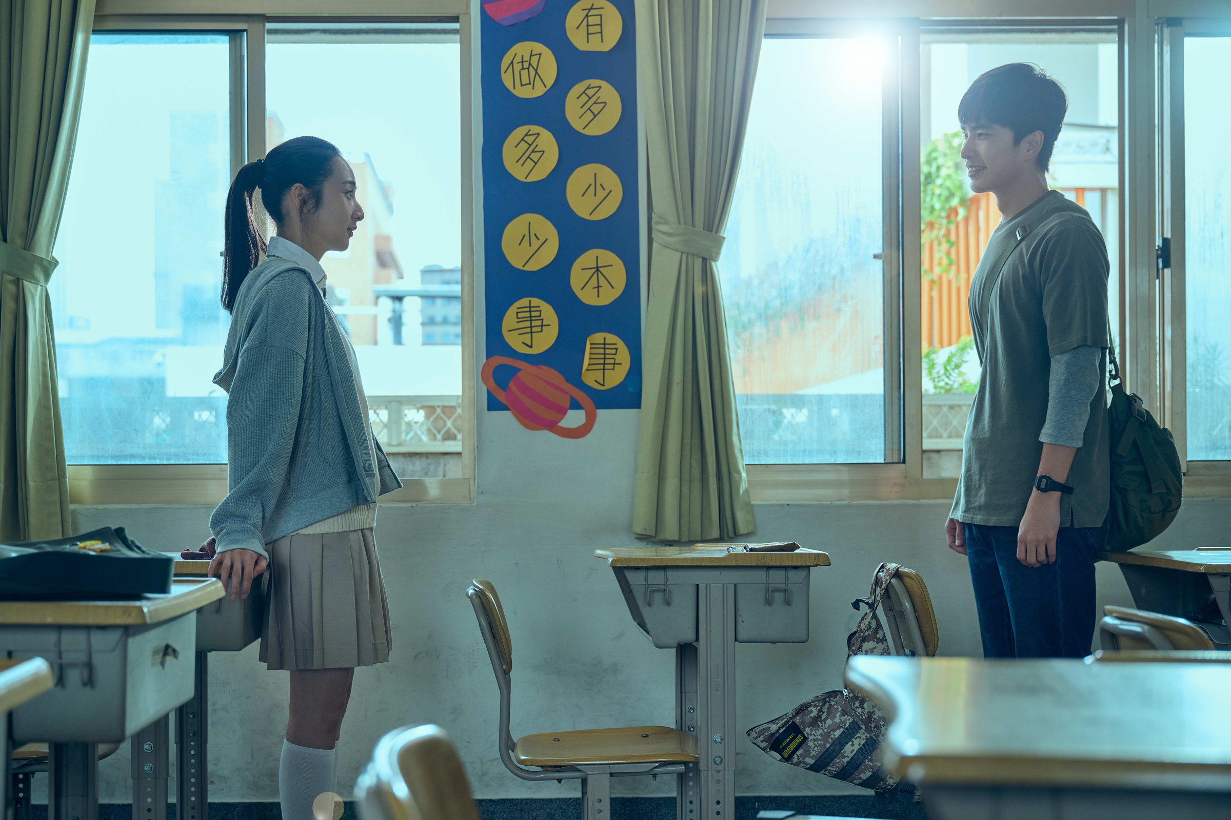 《如果我不曾見過太陽》上線首週拿下Netflix台灣週榜前三！驚喜釋出〈飛蛾與蝴蝶〉花絮深度解析曾敬驊、李沐角色原生家庭。（Netflix提供）