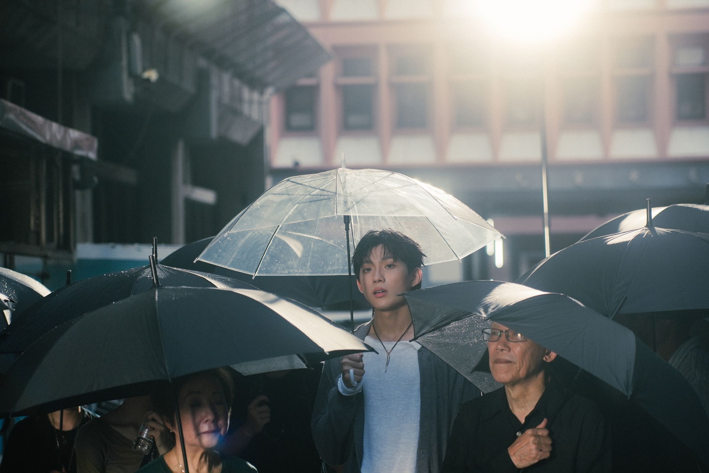 Juice Boy推出新單曲〈等雨停〉，邀來莫宰羊共同填詞。（圖／華納音樂提供）
