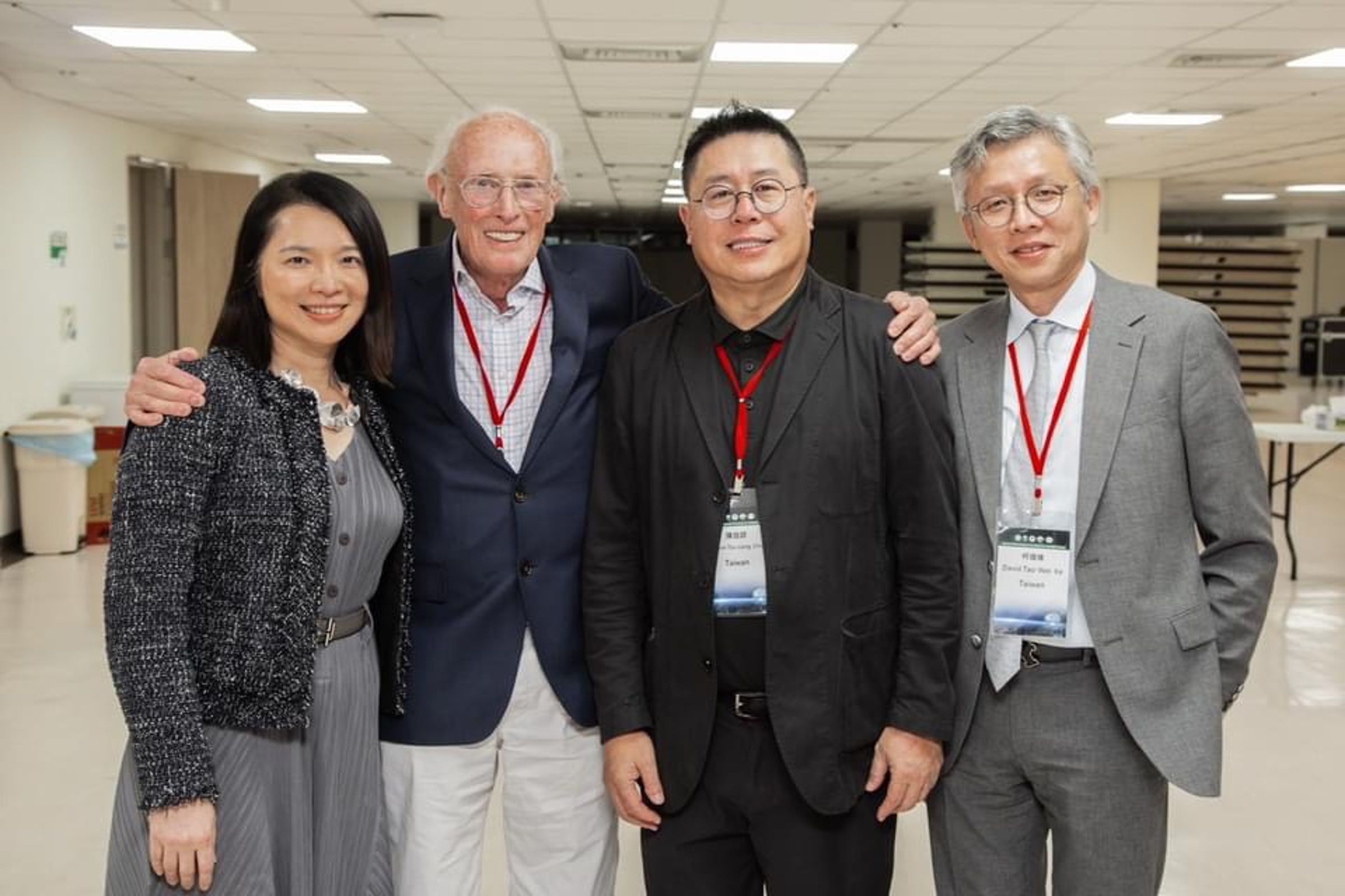 中國醫藥大學新竹附設醫院舉辦跨國論壇,圖片由右至左分別為外科部主任柯道維、院長陳自諒、Bill Heald教授、外科系副院長沈名吟。(中國醫藥大學新竹附設醫院提供)