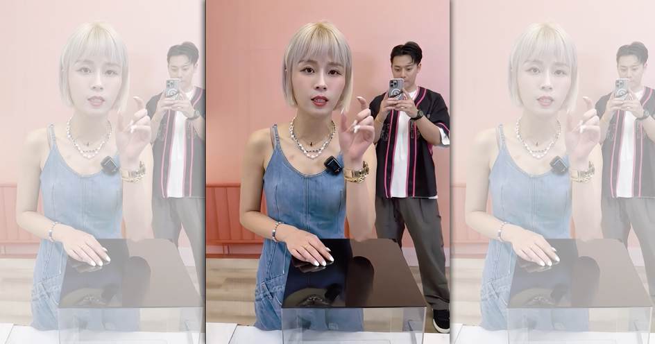 李唯楓(右)初次挑戰直播就與直播天后丟丟妹同台,忍不住化身粉絲側拍。(火星生技提供)