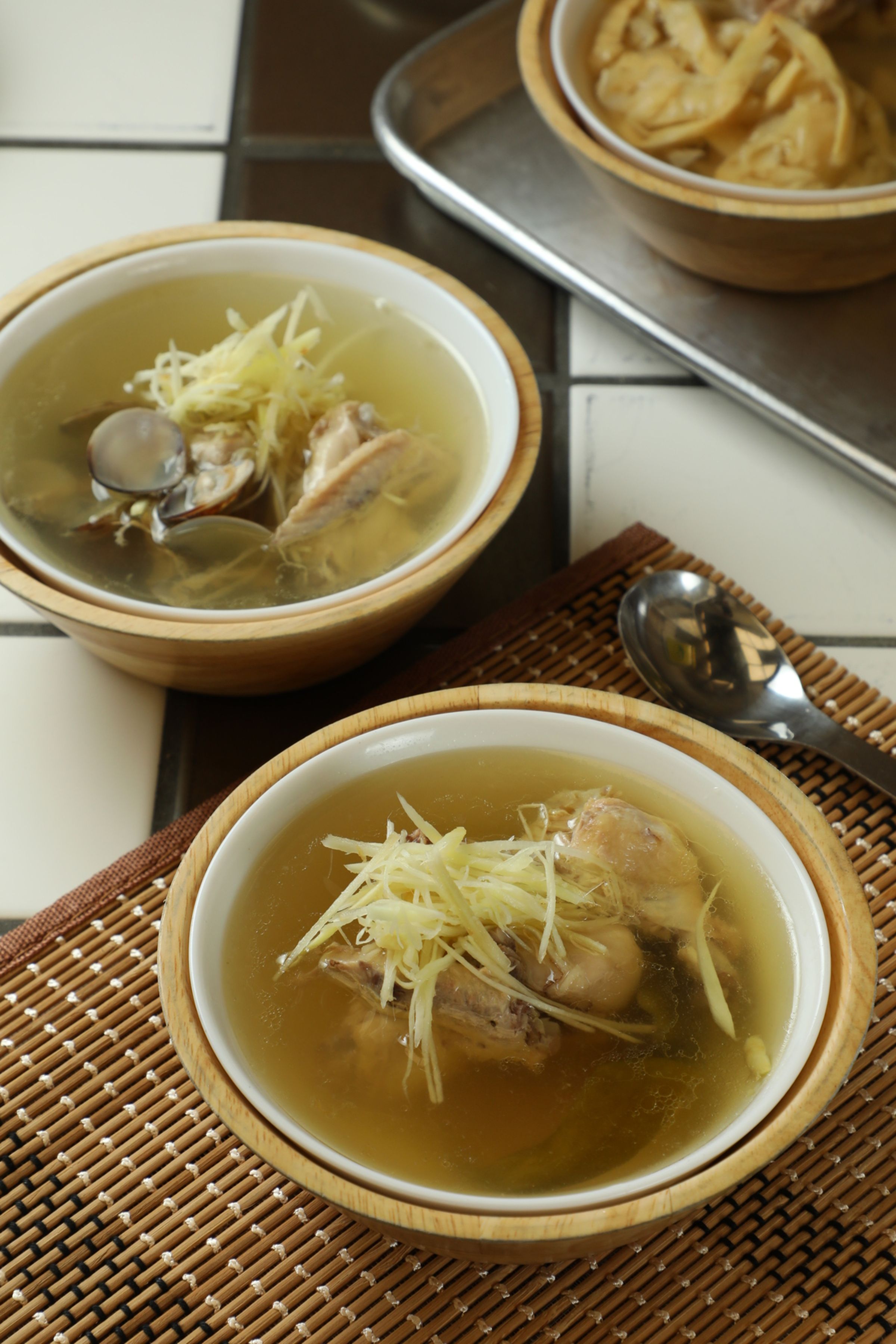 「剝皮辣椒雞湯」（前）和「鮮味蛤蜊燉雞湯」（後）的湯頭皆是雞骨高湯。（皆90元／份）
