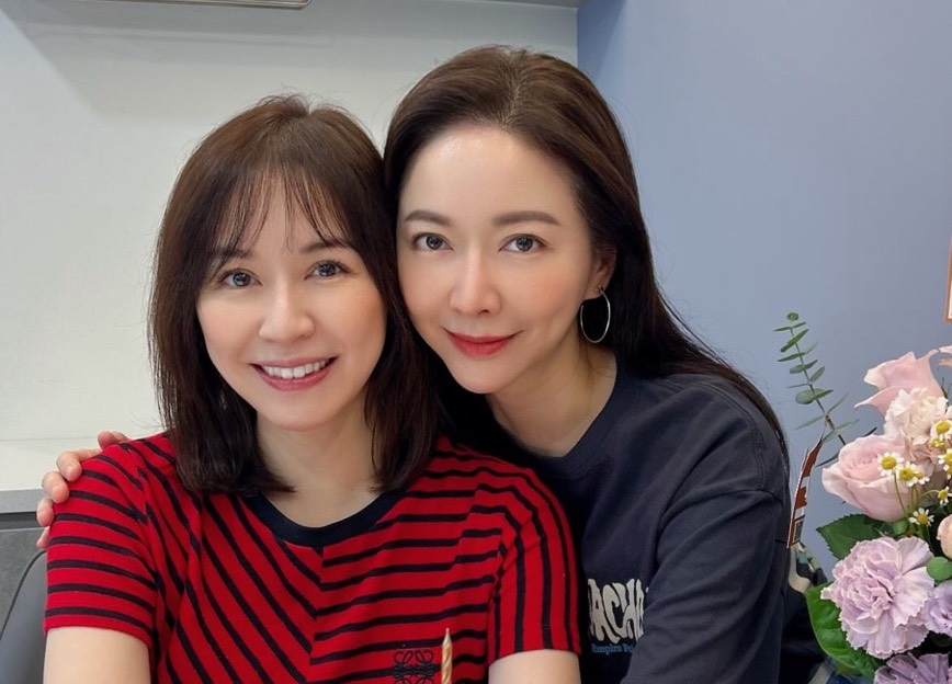 蔡依珊(左)和姊姊蔡依倫(右)同框,過47歲生日。(翻攝pattytsai13 IG)