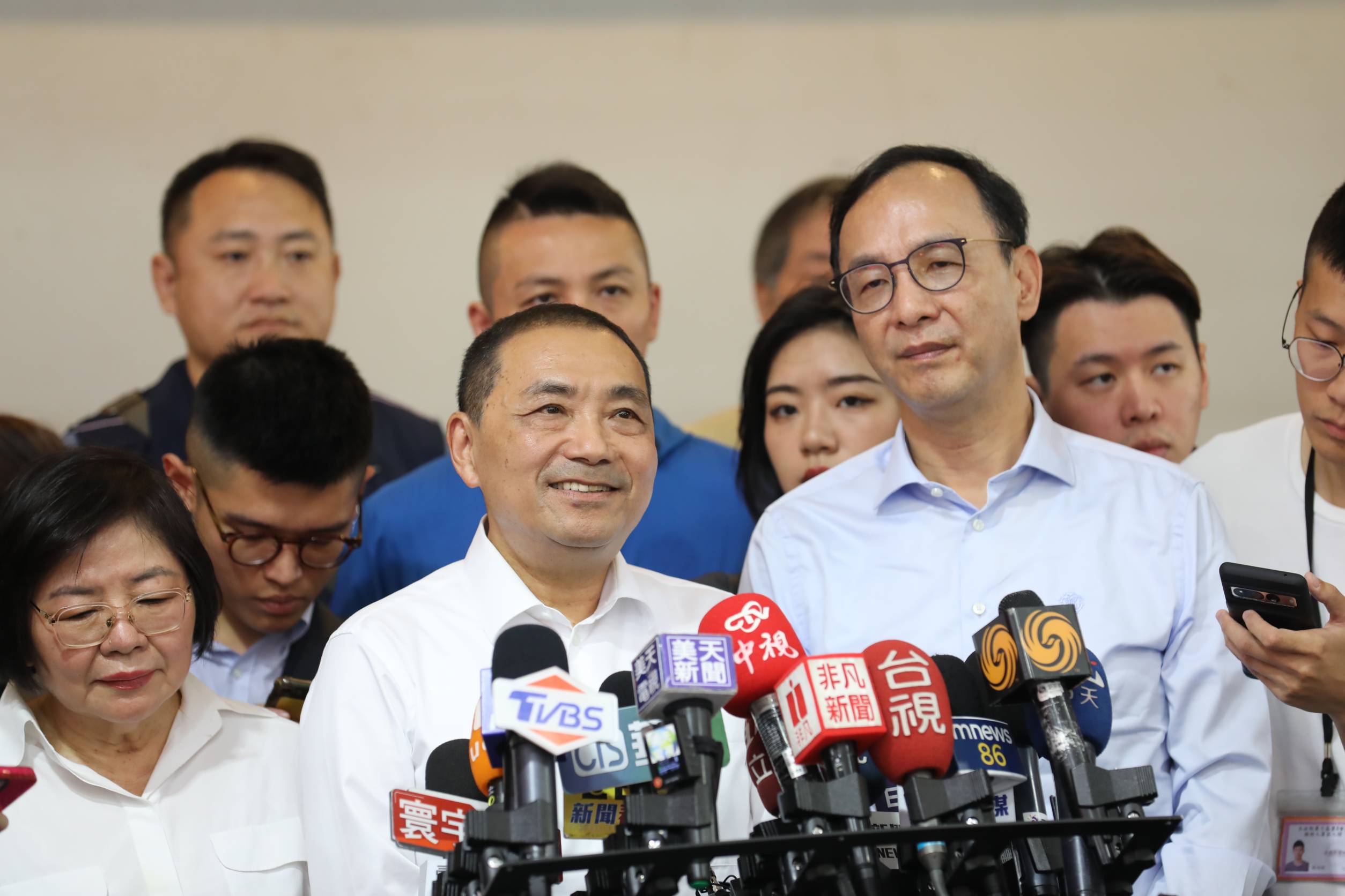 侯友宜呼籲柯文哲:「台語有一句話,叫『一個女孩別想嫁太多親家』。」