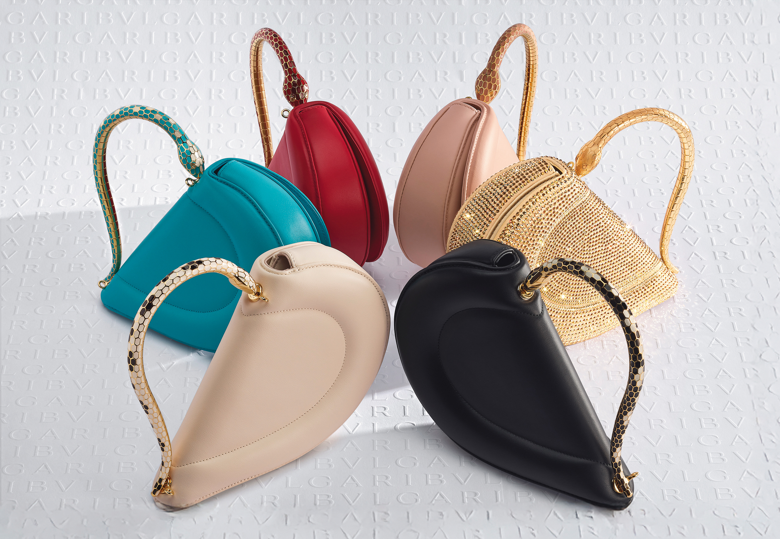 Serpenti Cuore 1968提包的愛心輪廓與蛇形提把,細緻浪漫。(右一)Serpenti Cuore 1968金色水晶提包 NT$212,900、Serpenti Cuore 1968小牛皮提包 NT$140,800(寶格麗提供)