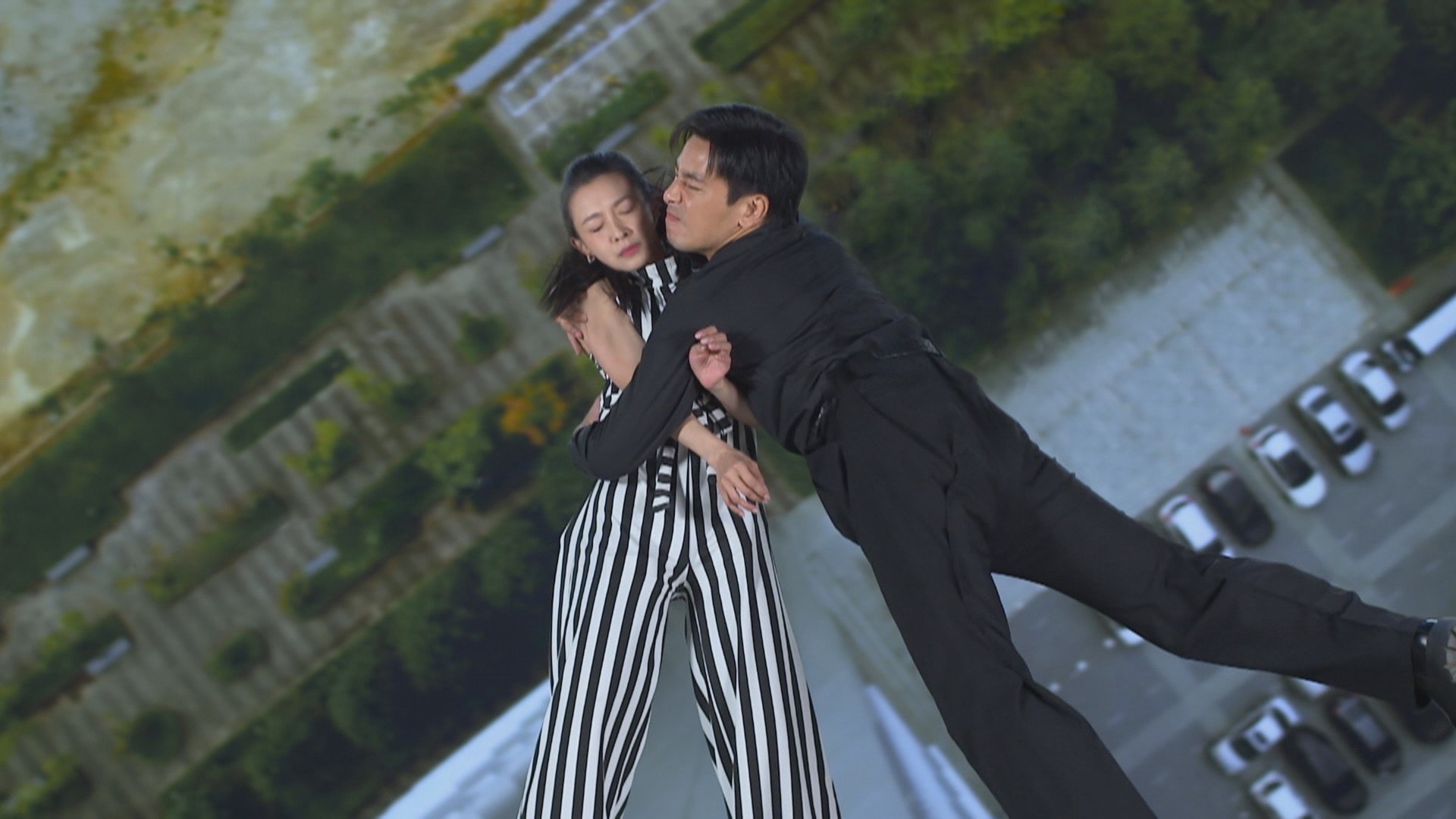 吳婉君《愛的榮耀》跳下樓,傅子純一躍而下,這場面讓觀眾直呼像「蜘蛛人救援女友」。(民視提供)