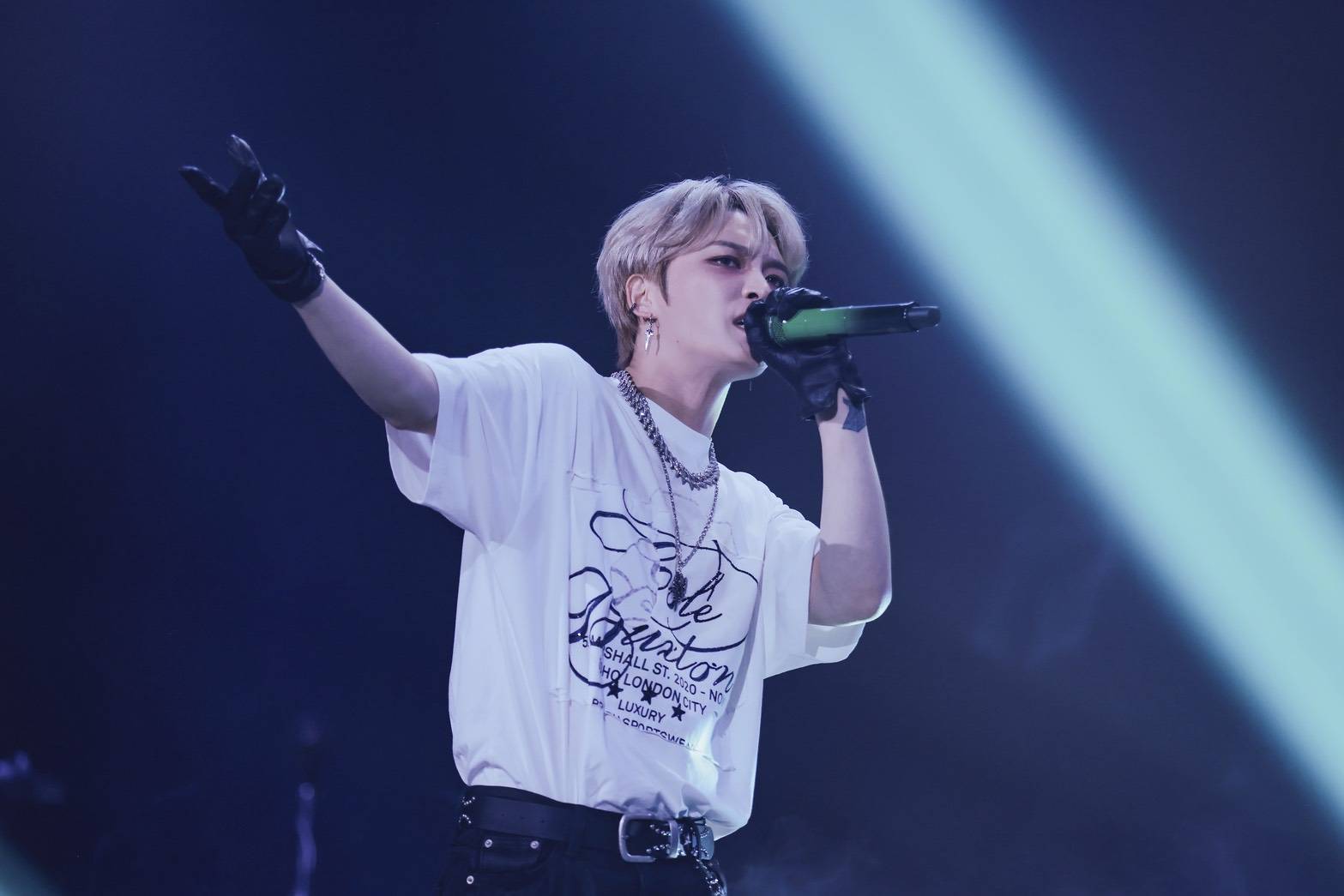 金在中以搖滾風揭開演唱會序幕，見現場男粉多，笑說：「我可以更硬一點！」（SHOWOFFICE提供）