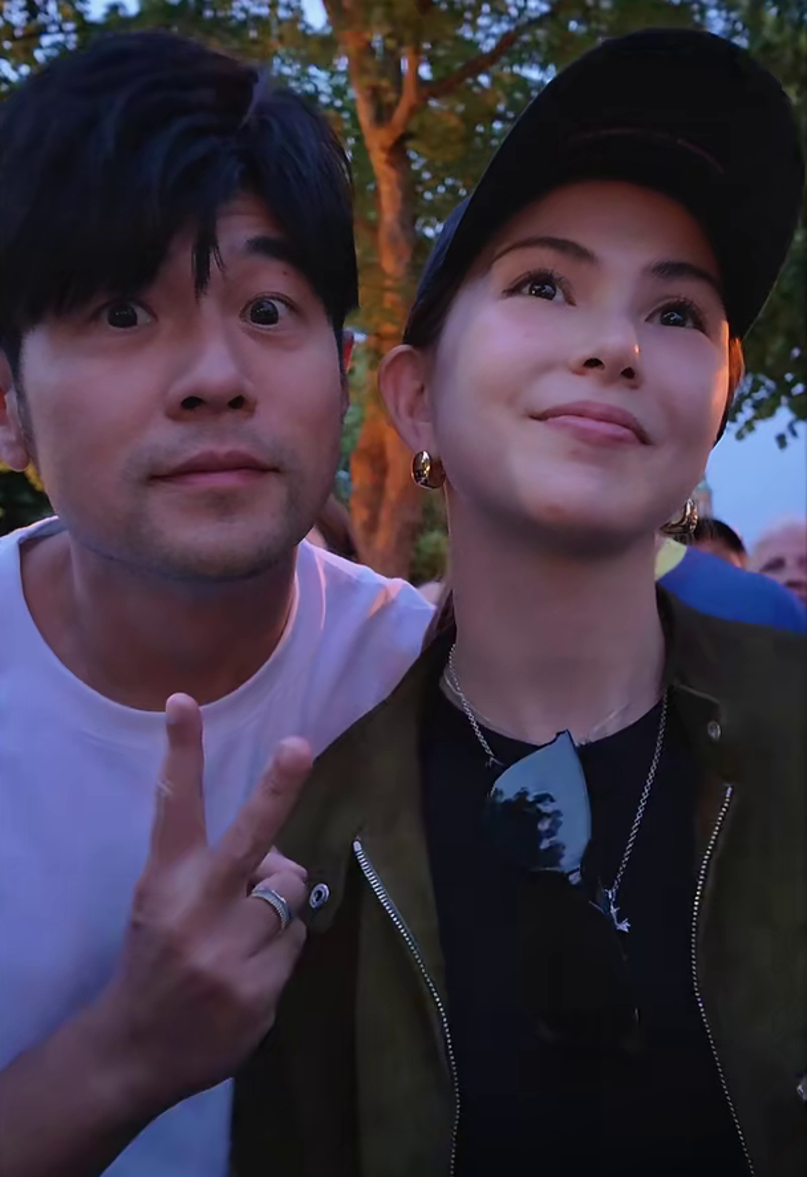 周杰倫陪昆凌在人群中看表演，難得體驗站在台下聽演唱會的感覺。（翻攝昆凌小紅書）