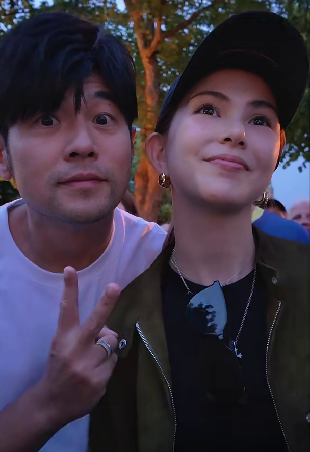 周杰倫陪昆凌在人群中看表演,難得體驗站在台下聽演唱會的感覺。(翻攝昆凌小紅書)