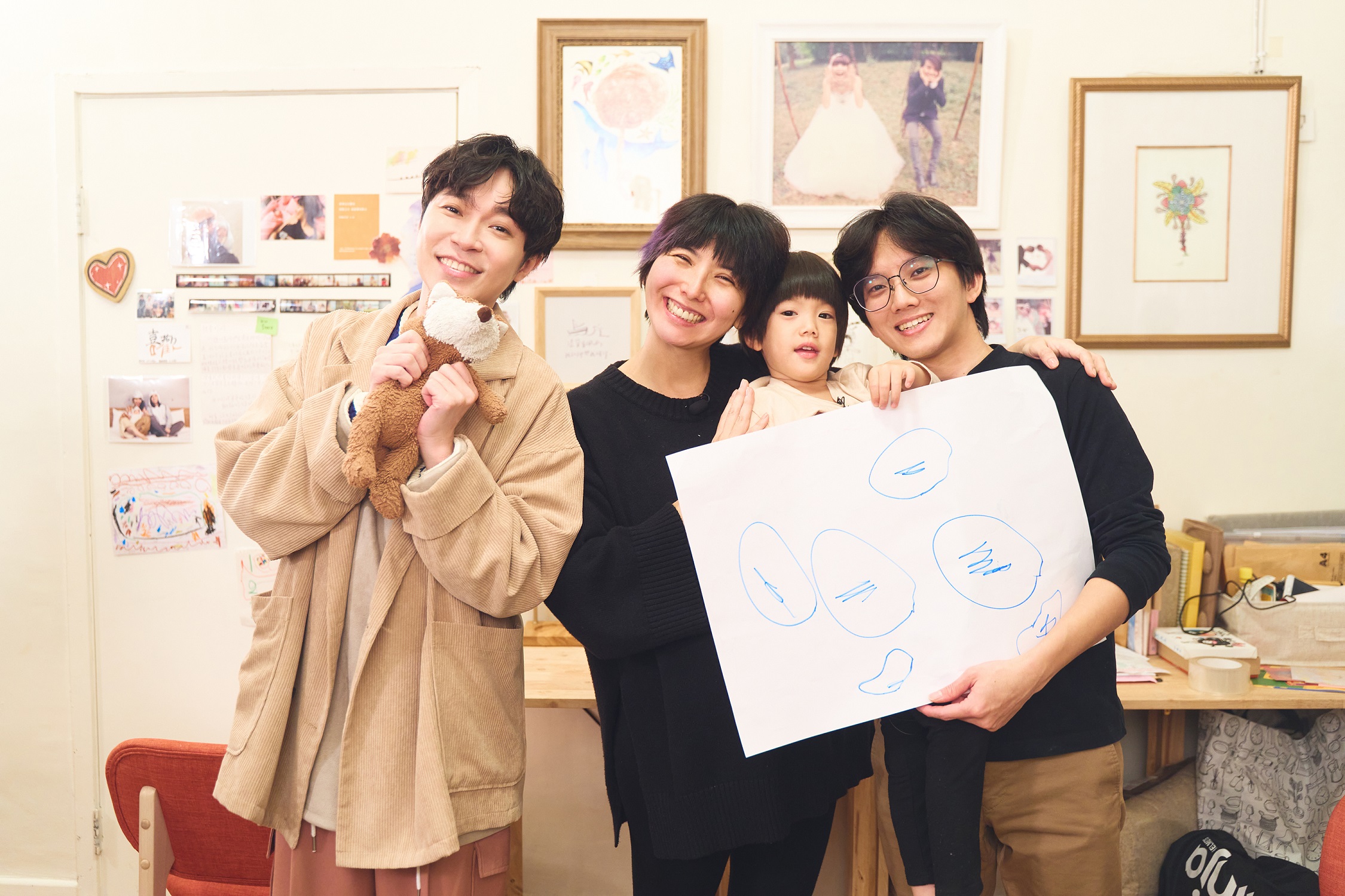 吳青峰（左）上公視節目錄影。（公視提供）