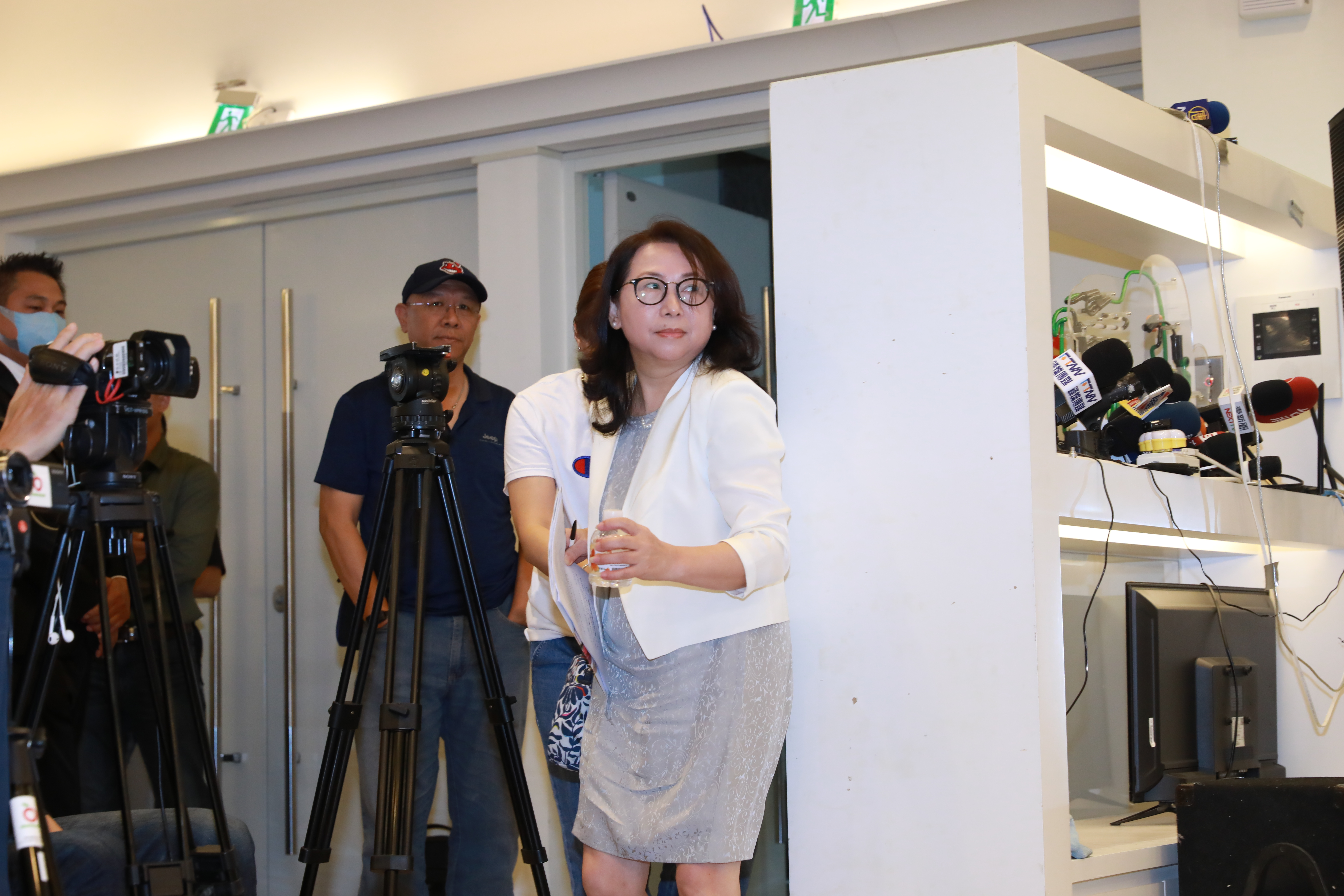 徐春鶯涉違反《反滲透法》遭起訴，起訴書中揭露她和中共官員的對話。（本刊資料照）