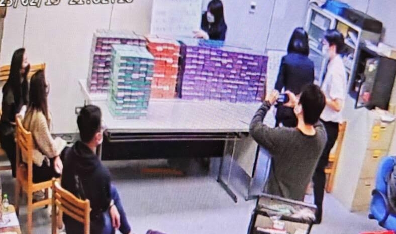 關務署查獲大批旅客從國外走私加熱菸，增加基層查緝負擔。（翻攝畫面）