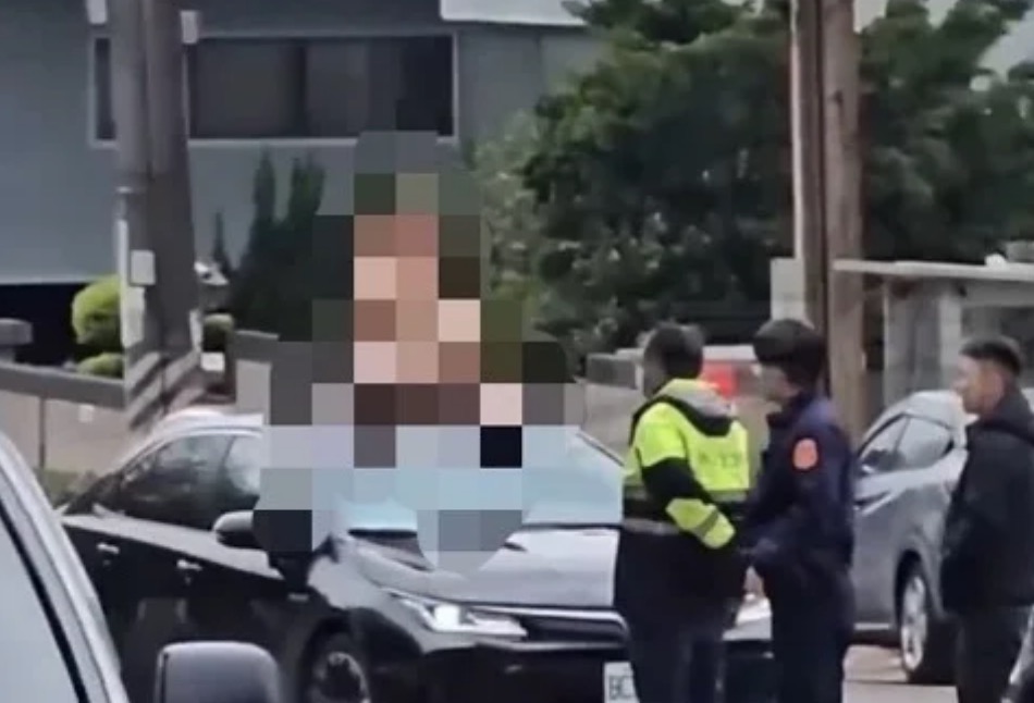 一名女子光天化日下,在大馬路上脫去衣物,全裸穿梭車陣中。(翻攝《黑色豪門企業》)