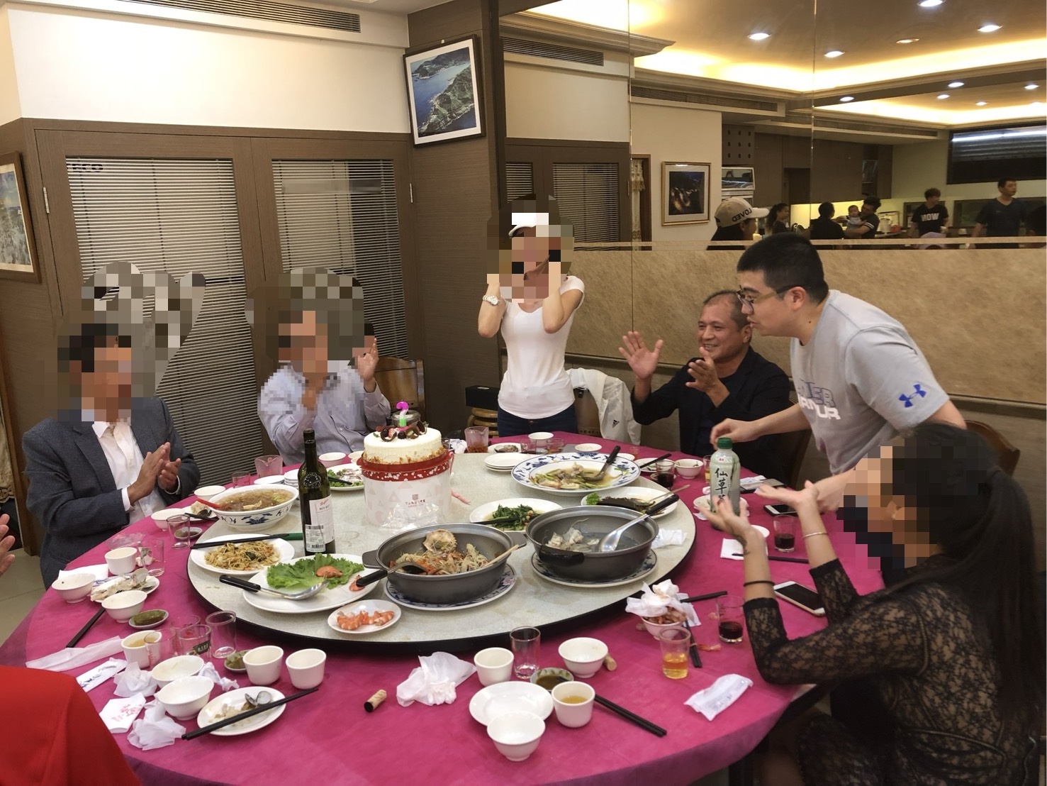 陳沅榜（右二）拍下跟鄧光明（右三）等政商名流人士用餐的照片、影片向前員工自豪人脈廣。（讀者提供）