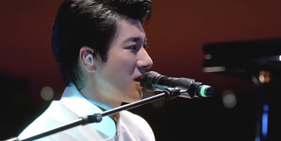 王力宏自彈自唱。（翻攝自王力宏微博）