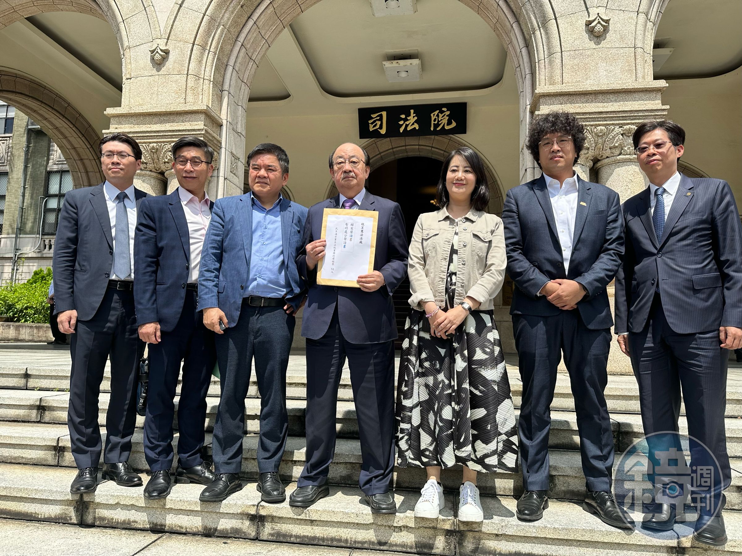 民進黨立院總召柯建銘（中）提出書狀與黨籍立委鍾佳濱、莊瑞雄、吳思瑤、沈伯洋與律師陳一銘（左）、律師陳鵬光在（右）司法院前受訪。
