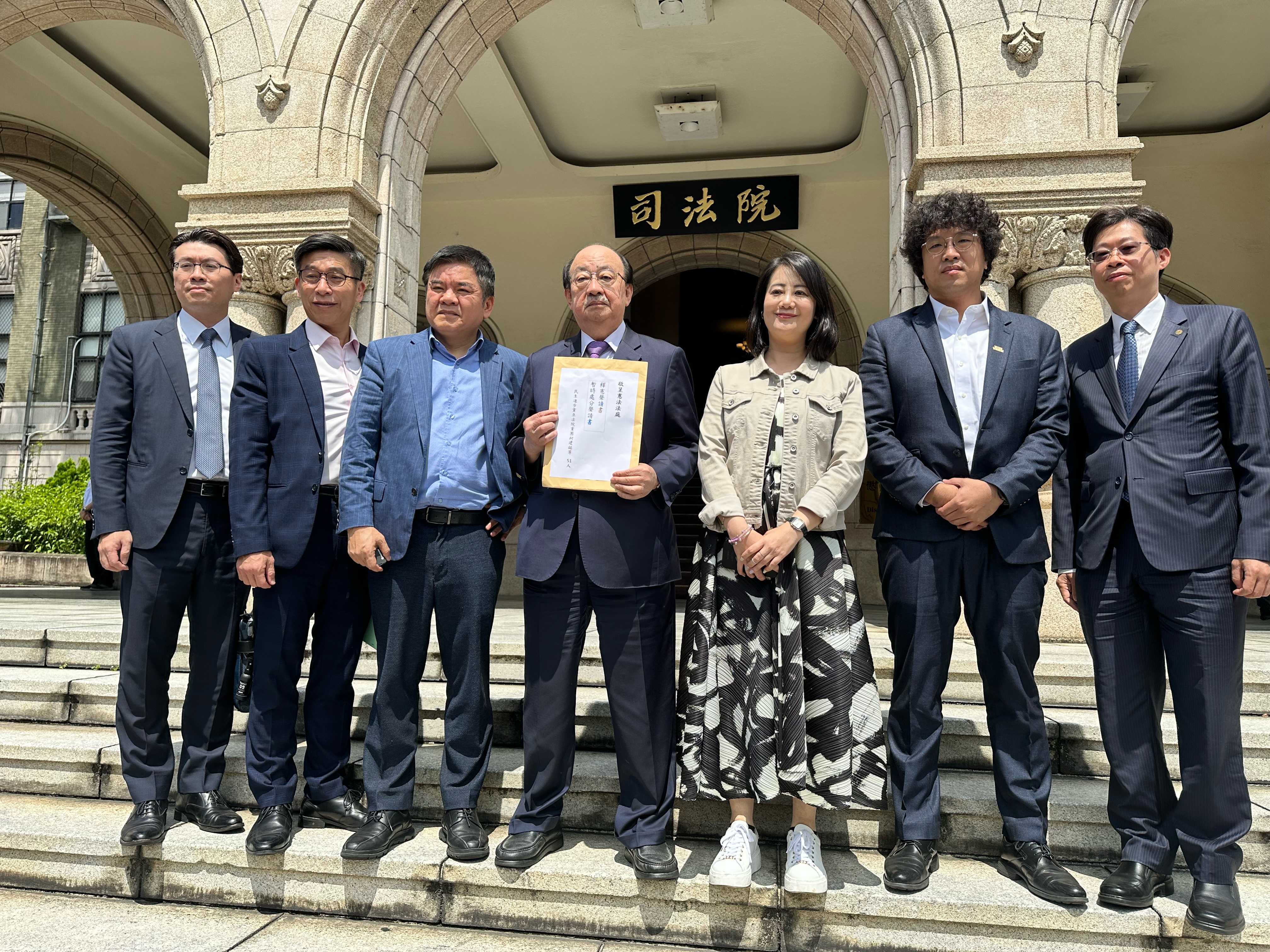 民進黨立院總召柯建銘（中）提出書狀與黨籍立委鍾佳濱、莊瑞雄、吳思瑤、沈伯洋與律師陳一銘（左）、律師陳鵬光在（右）司法院前受訪。