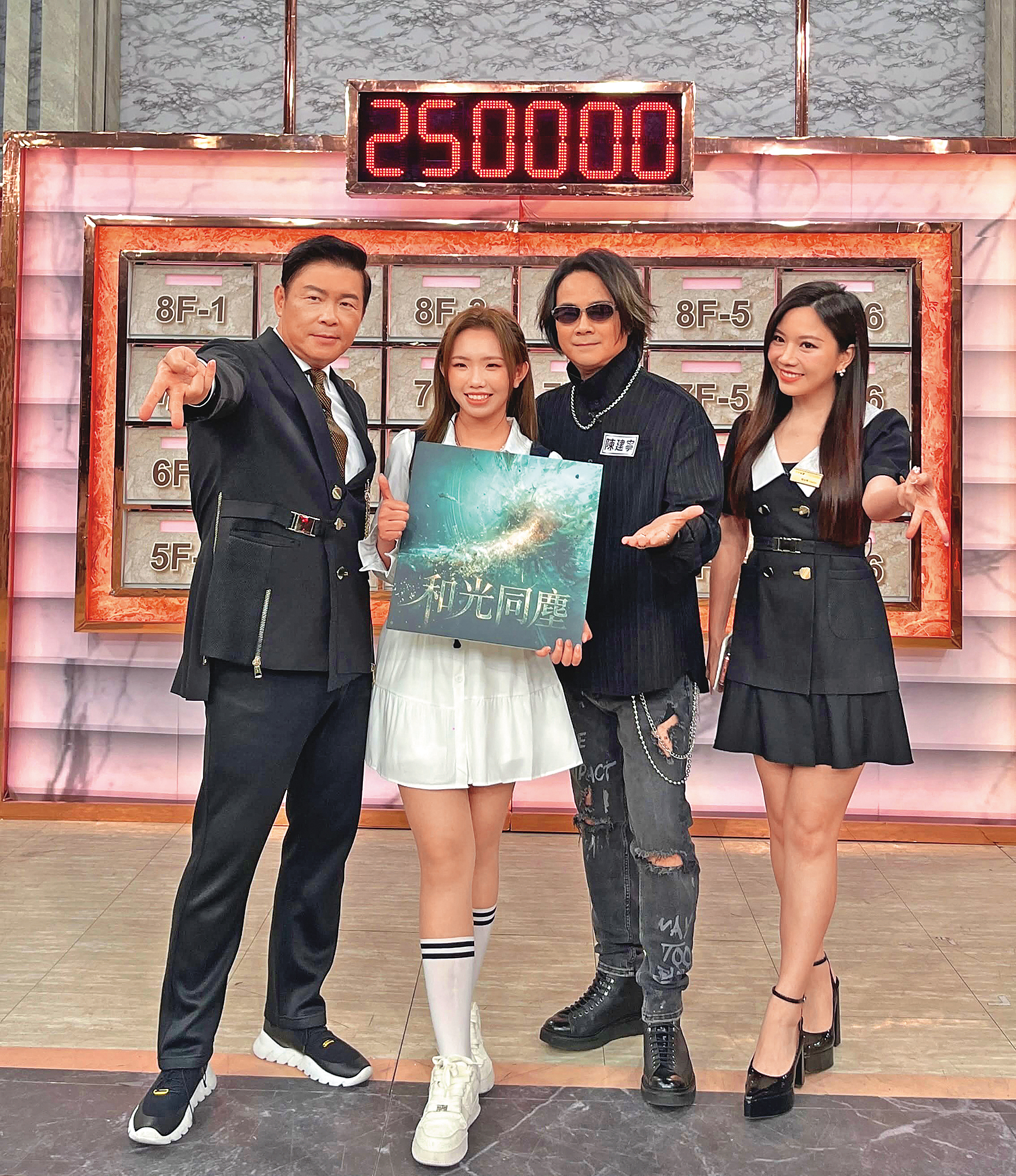 大馬新人劉恩君（左二）推出個人首支單曲〈和光同塵〉，還是大學生的她，特別來台宣傳。左起為曾國城、陳建寧與蔡尚樺。（翻攝自劉恩君IG）