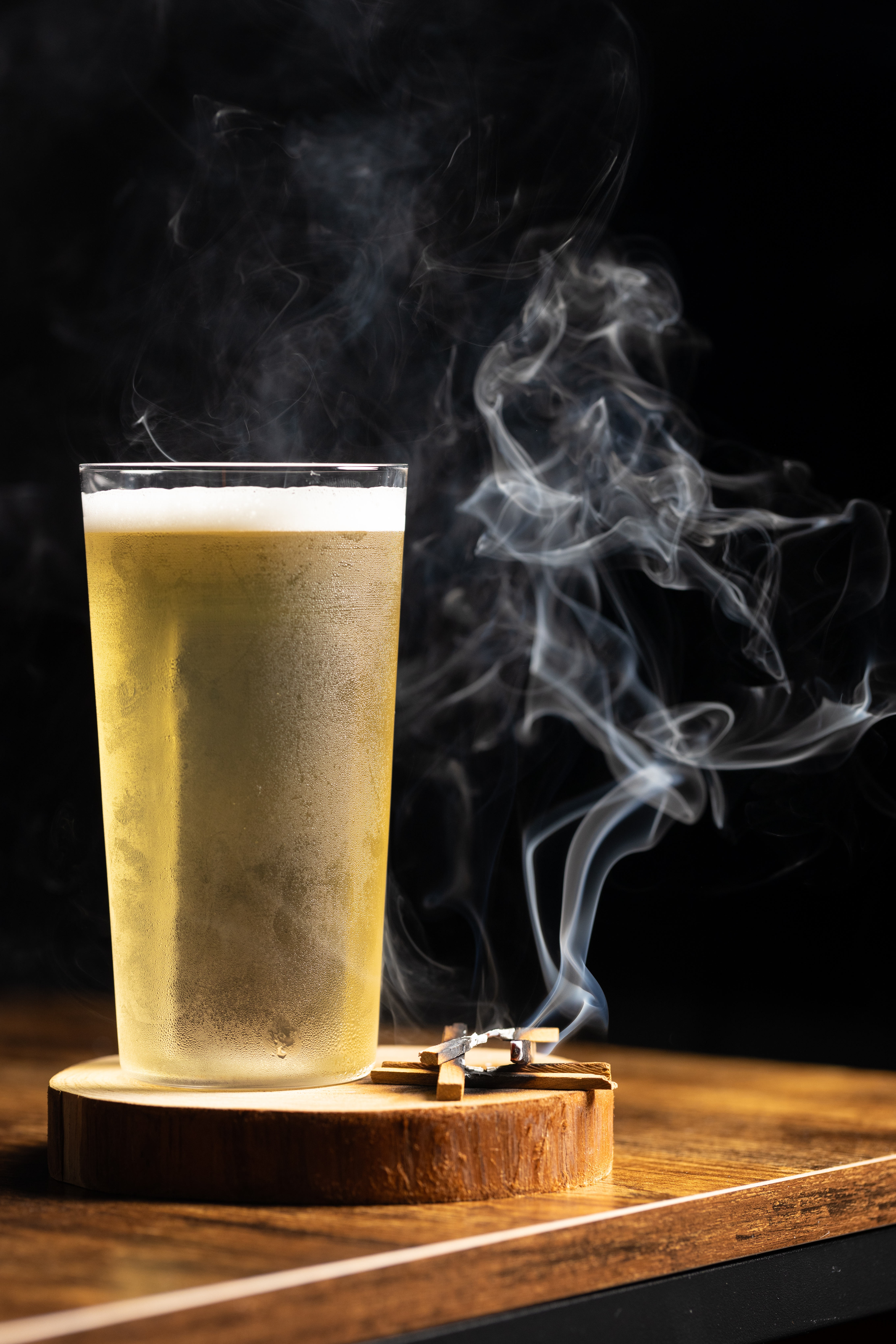 「穀雨」使用萊姆酒為基底調入包種茶，再加入檀木糖漿，一旁還點上檀木薰香。（300元／杯）