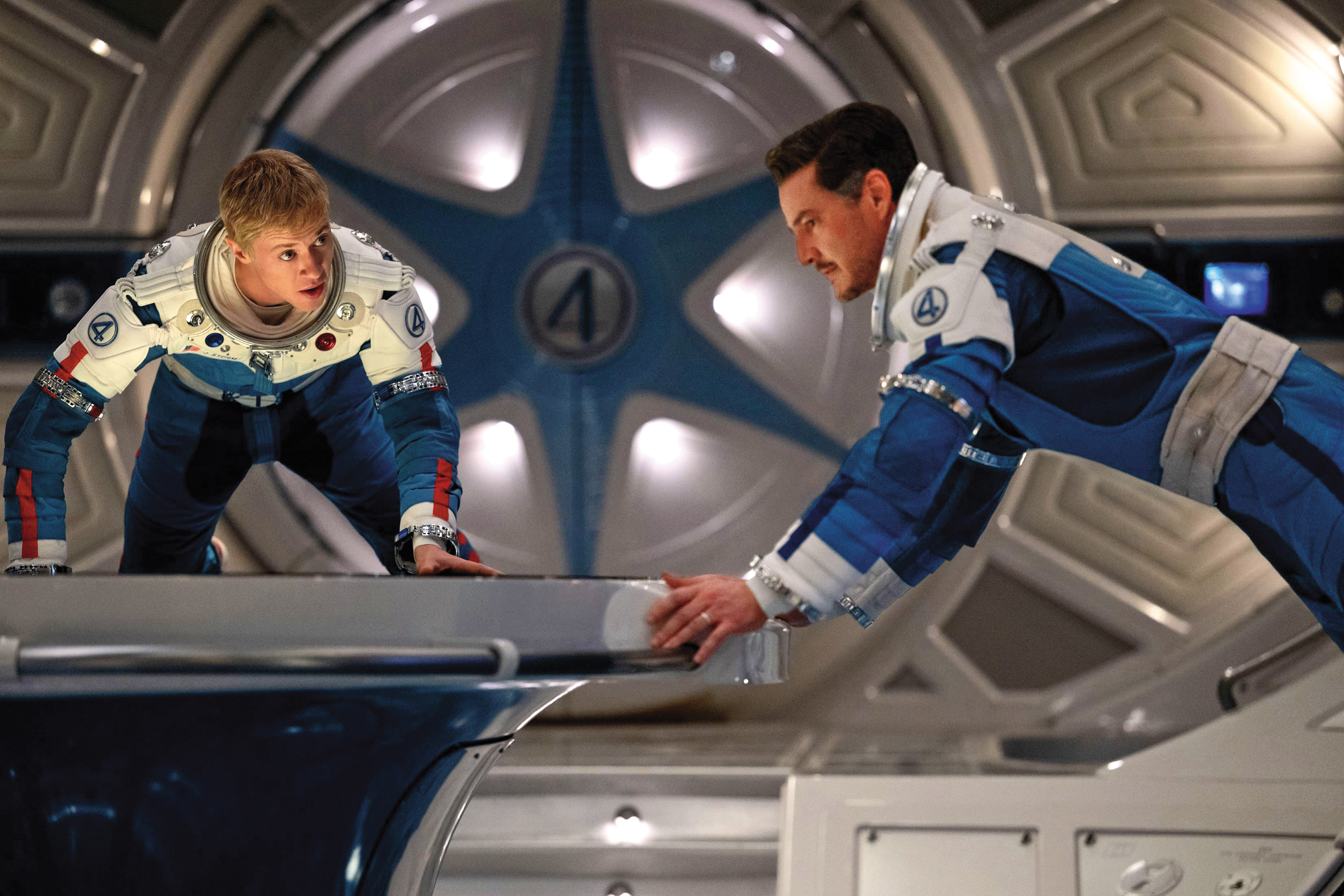 全新驚奇四超人故事設定在以1960年代為靈感的復古未來世界，眾人將面對龐大敵手「行星吞噬者」。（二十世紀影業提供）