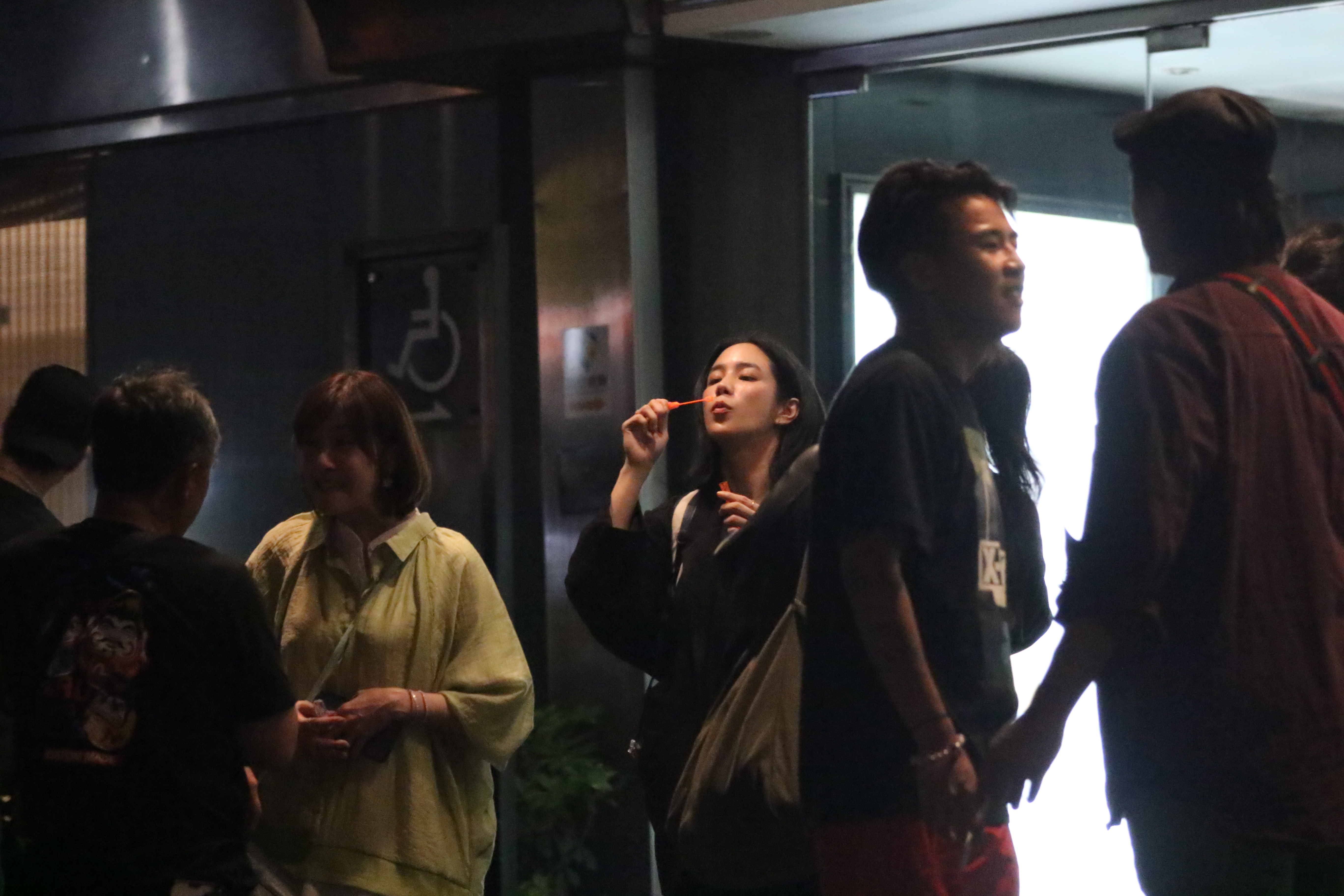 5日晚間約10點7分，温貞菱走出晶華酒店殺青酒，一邊沉醉的吹泡泡。