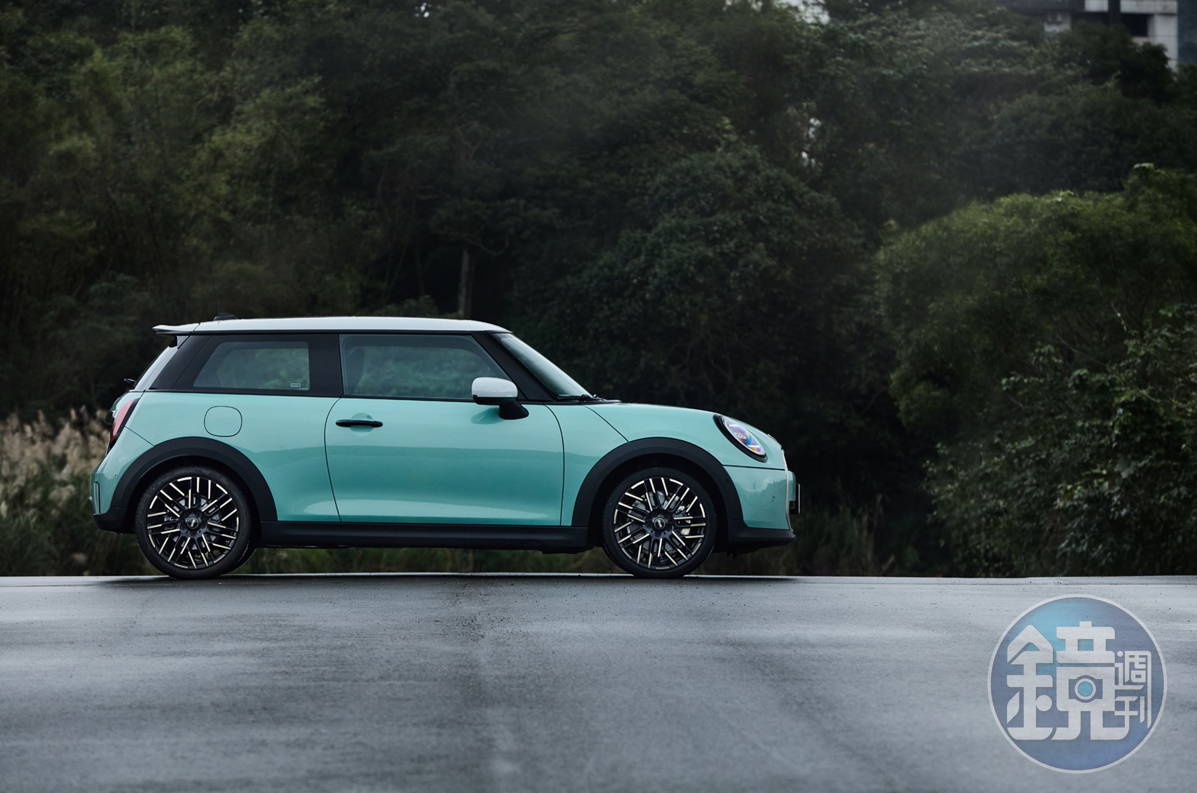 在眾多鋼砲級掀背車中，MINI Cooper S 總是那個最特立獨行的存在。新世代 MINI Cooper S 延續品牌經典的圓潤可愛外型，但細節上卻多了不少現代感。