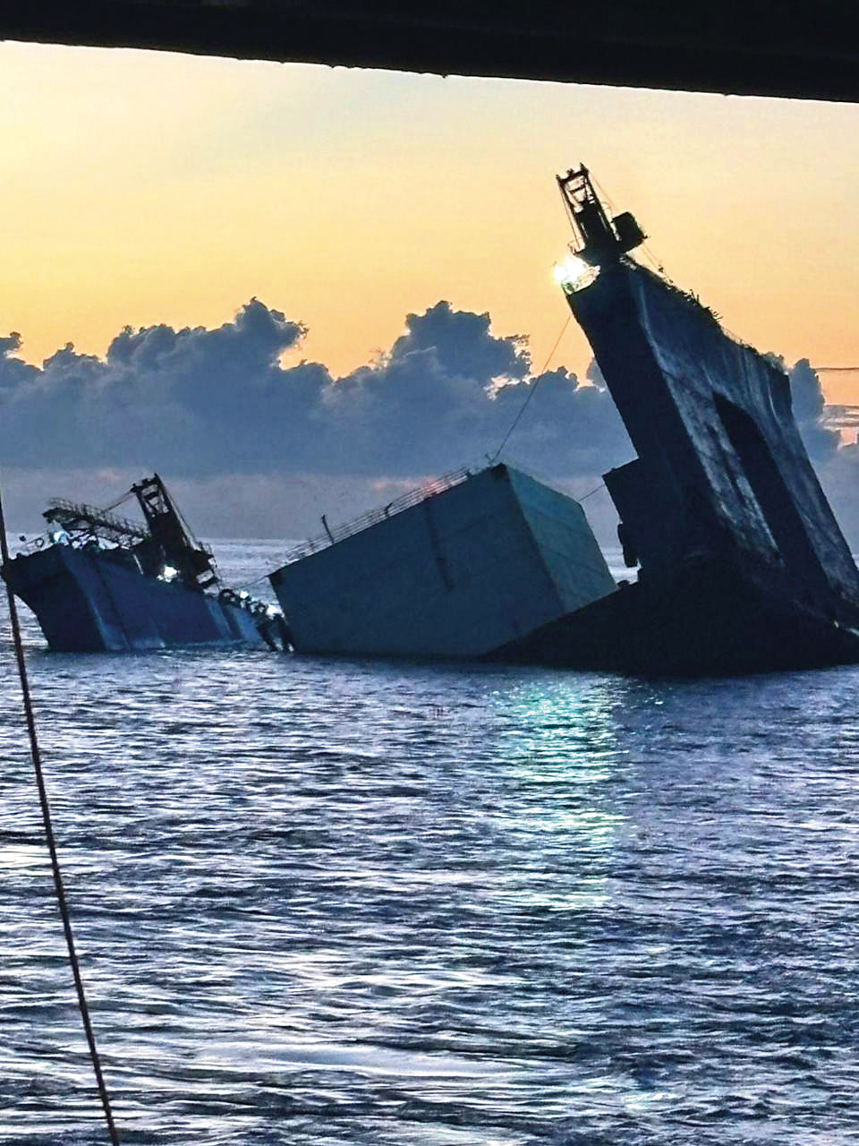 東丕營造浮沉台船去年9月間載運沉箱在宜蘭外海沉沒,恐影響高雄天然氣接收站的碼頭與道路工程。(讀者提供)