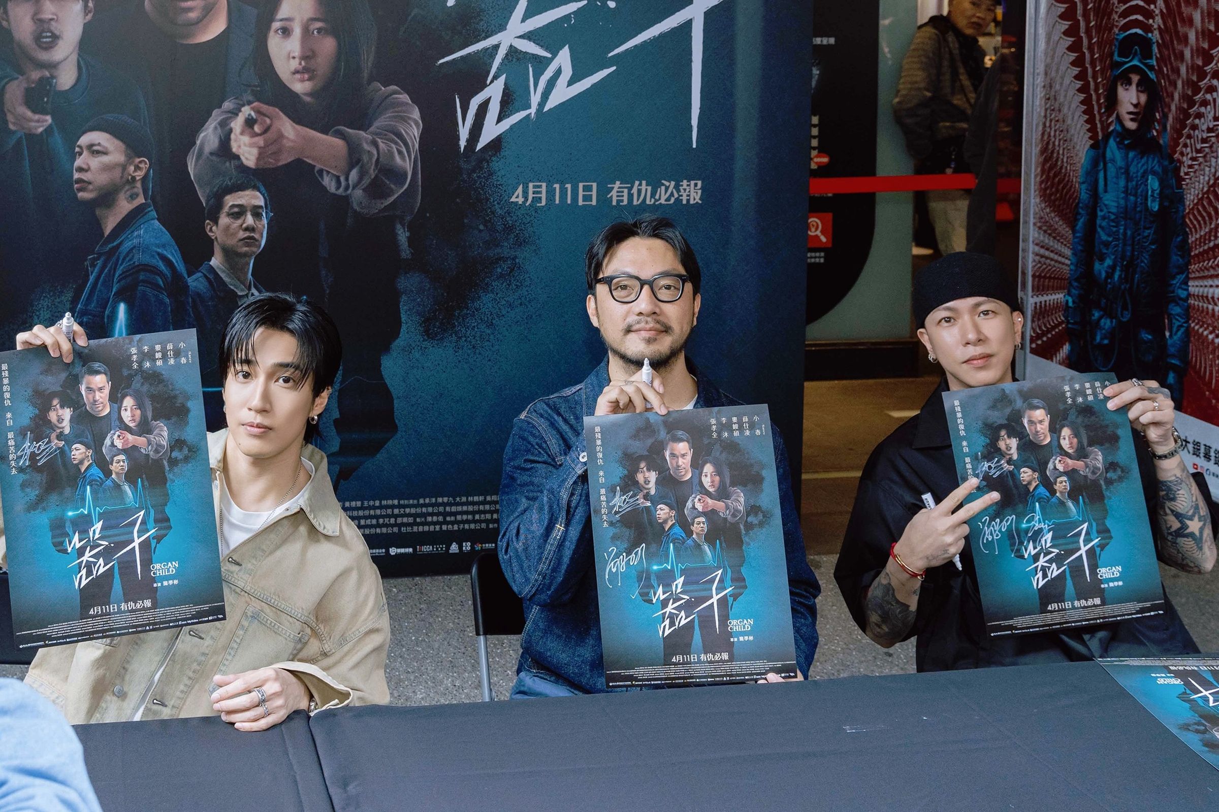 前導預告突破130萬次觀看，《器子》導演簡學彬、婁峻碩、小春為回饋粉絲舉辦電影預售票簽售會。（華映提供）