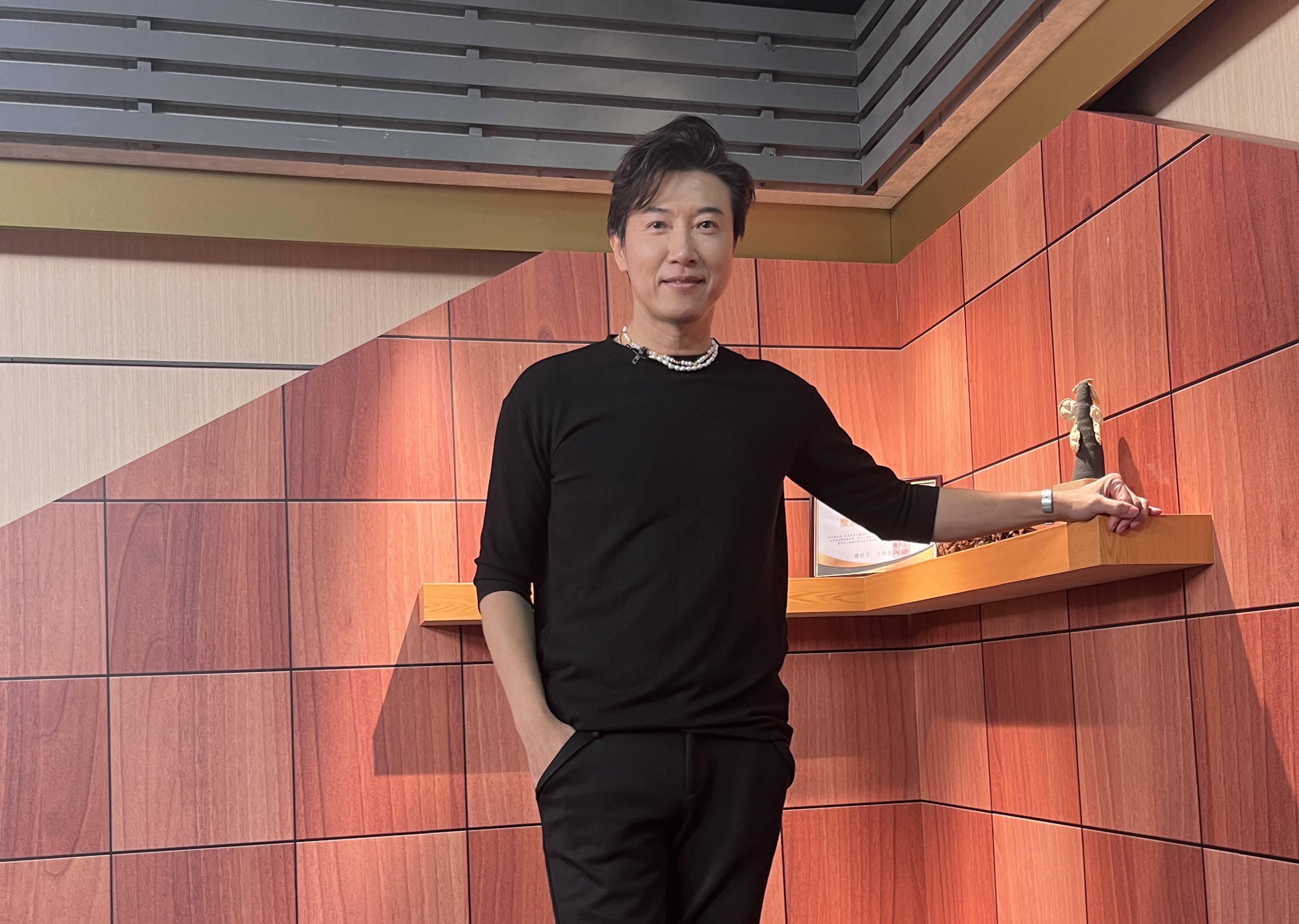 陳鴻錄影分享凍齡祕訣。（年代提供）