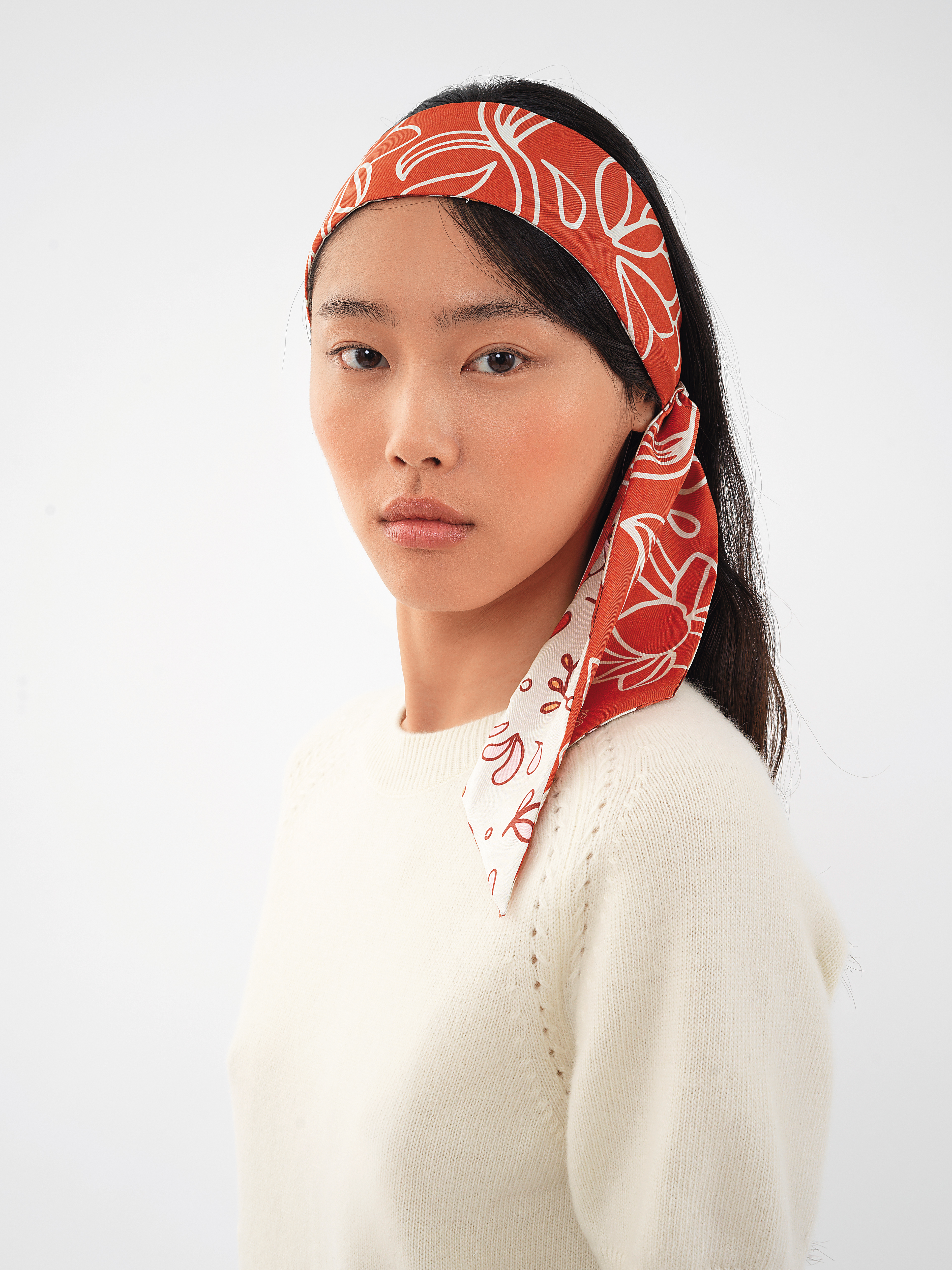 Chloé農曆年系列木蘭花橘米雙色絲巾。NT$7,000。(Chloé提供)