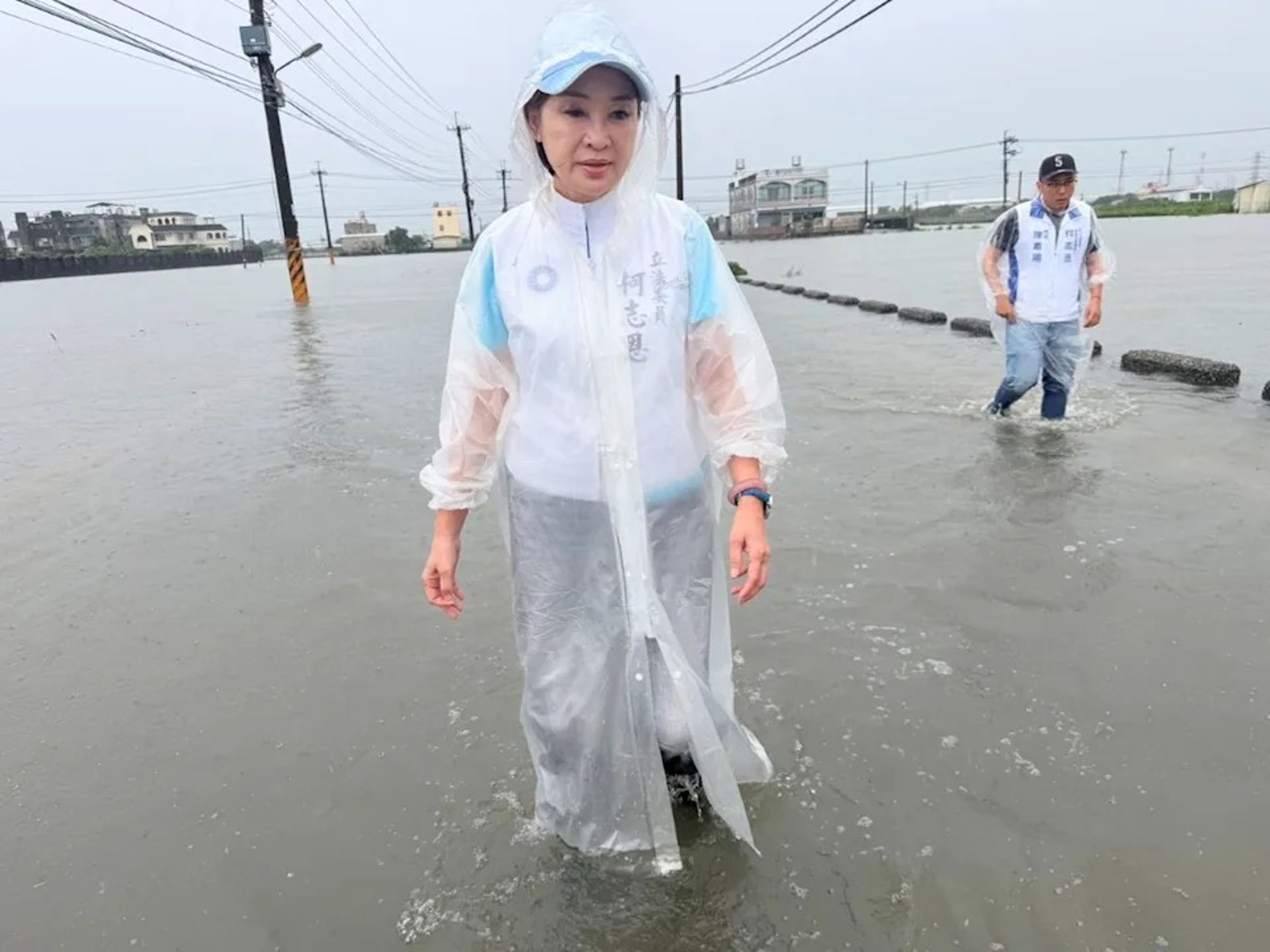 柯志恩雨天勘災,結果座車在淹水路段拋錨,只能從車窗脫困。(柯志恩競辦提供)