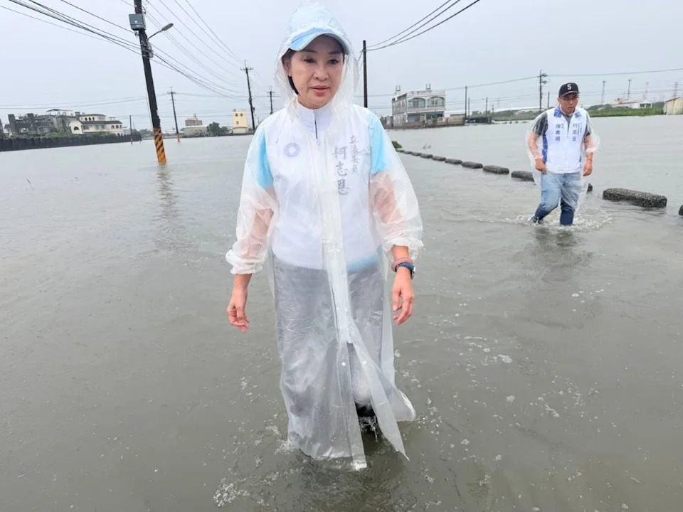 柯志恩雨天勘災，結果座車在淹水路段拋錨，只能從車窗脫困。（柯志恩競辦提供）